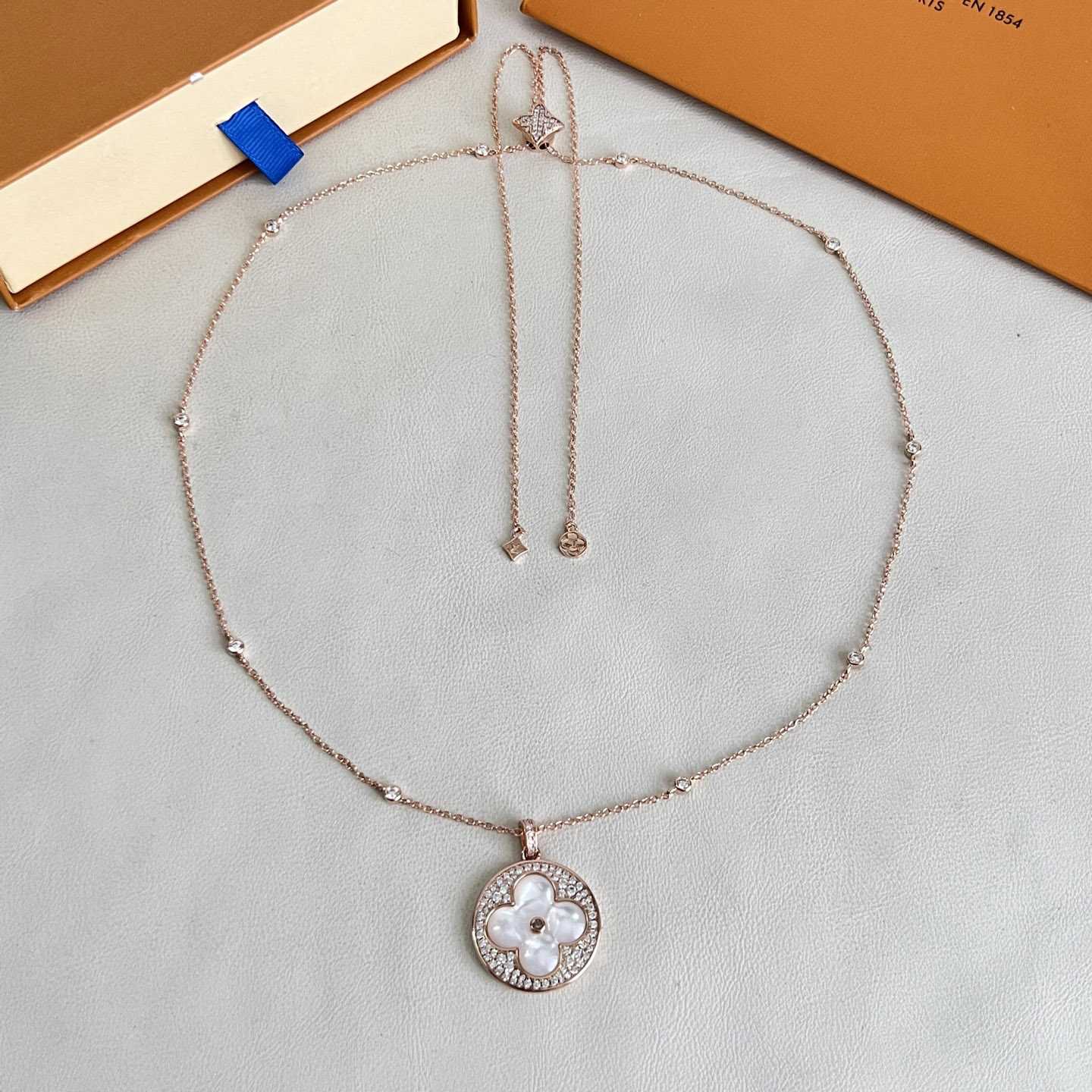 Louis Vuitton Color Blossom XL Sun Pendant, Pink Gold, White Mother-of-Pearl and Diamonds Q04156 - DesignerGu