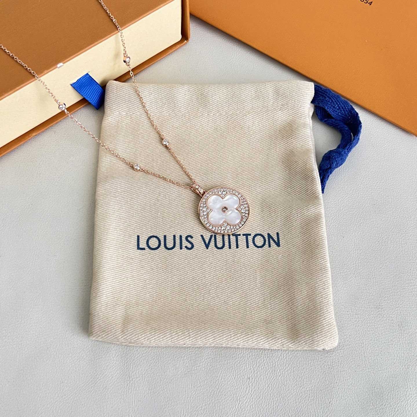 Louis Vuitton Color Blossom XL Sun Pendant, Pink Gold, White Mother-of-Pearl and Diamonds Q04156 - DesignerGu
