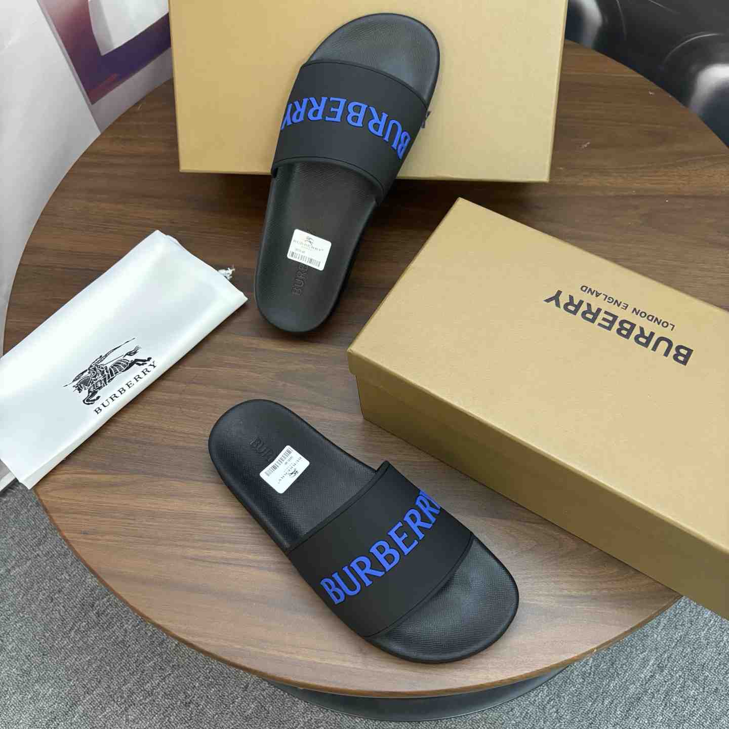 Burberry Logo Slides - DesignerGu