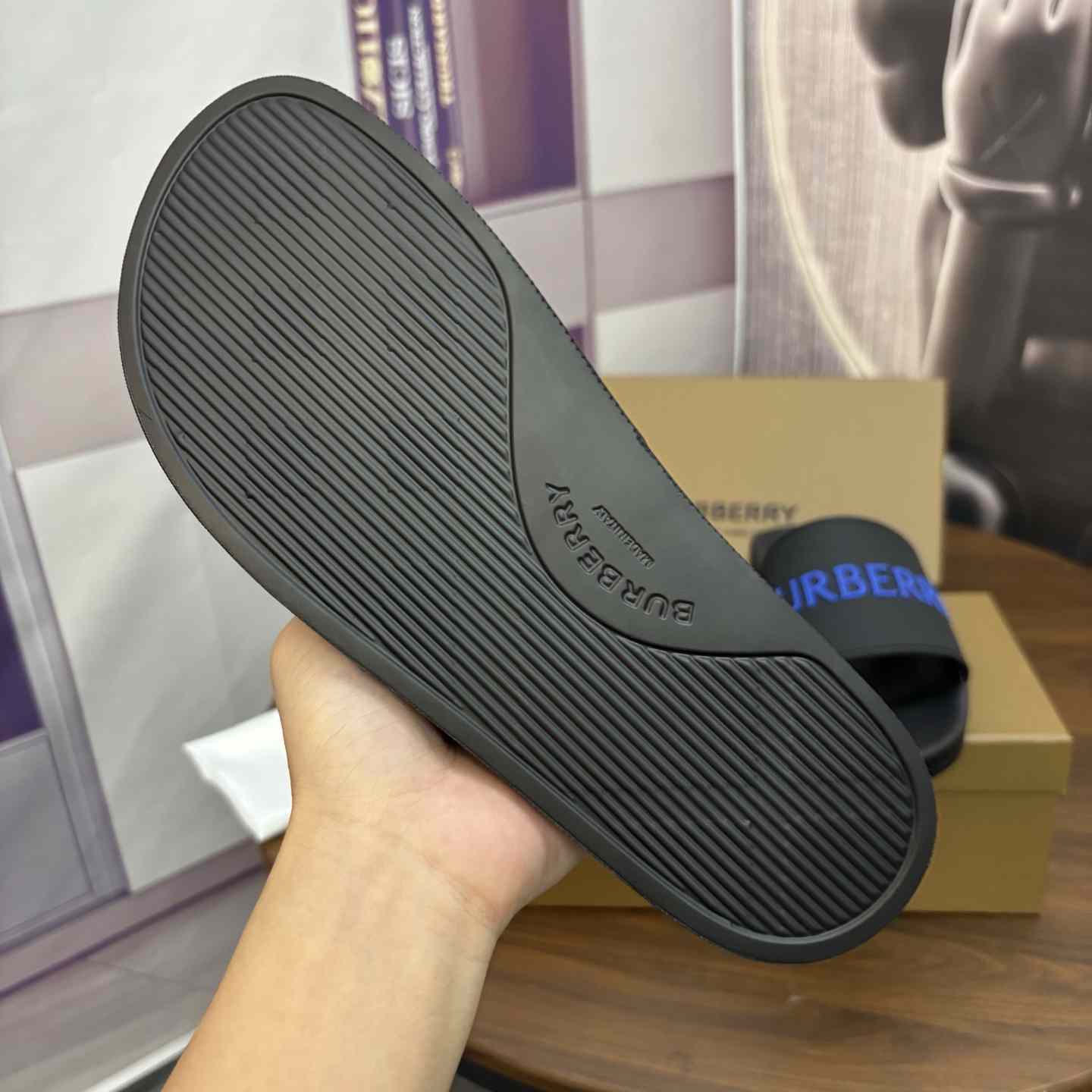Burberry Logo Slides - DesignerGu