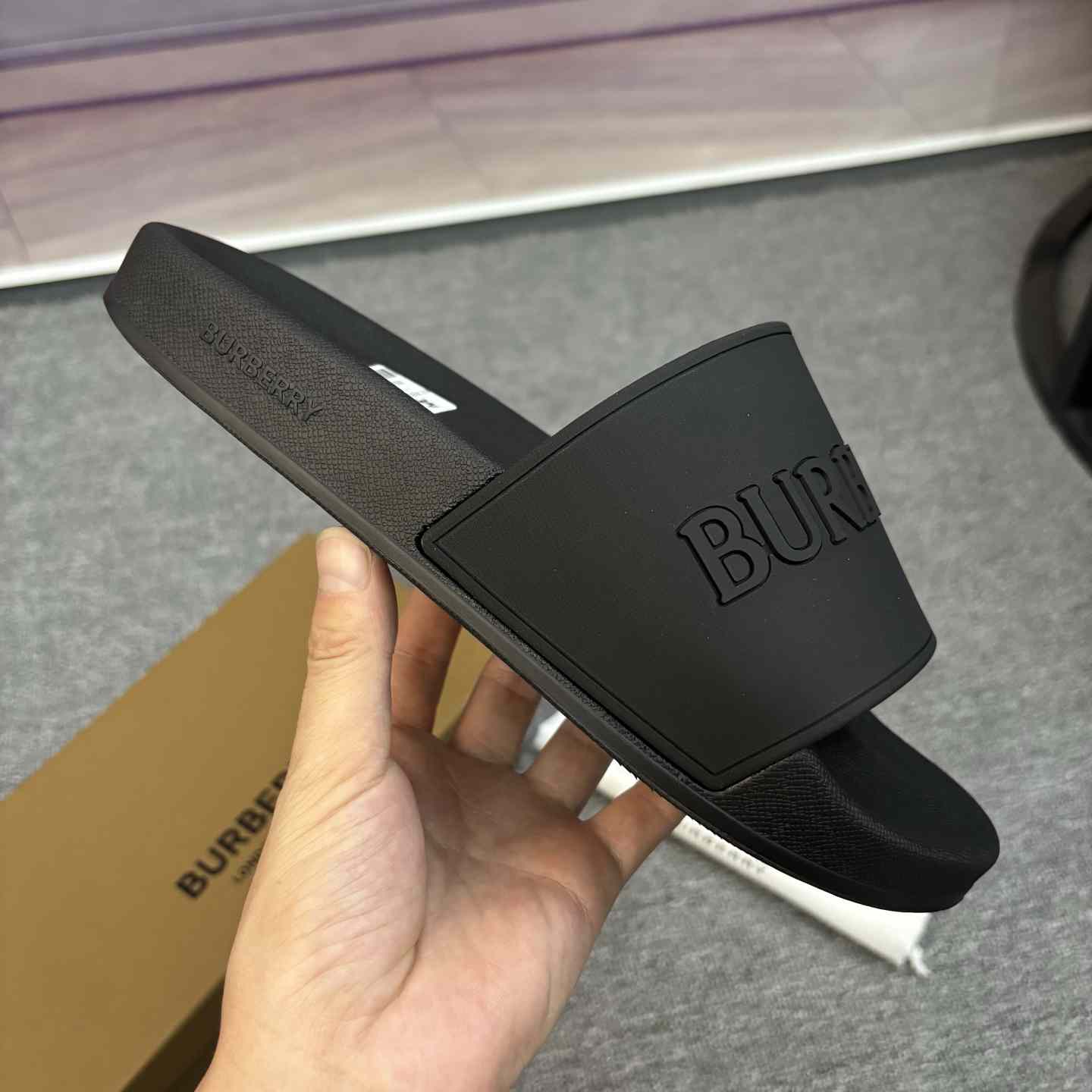 Burberry Logo Slides - DesignerGu