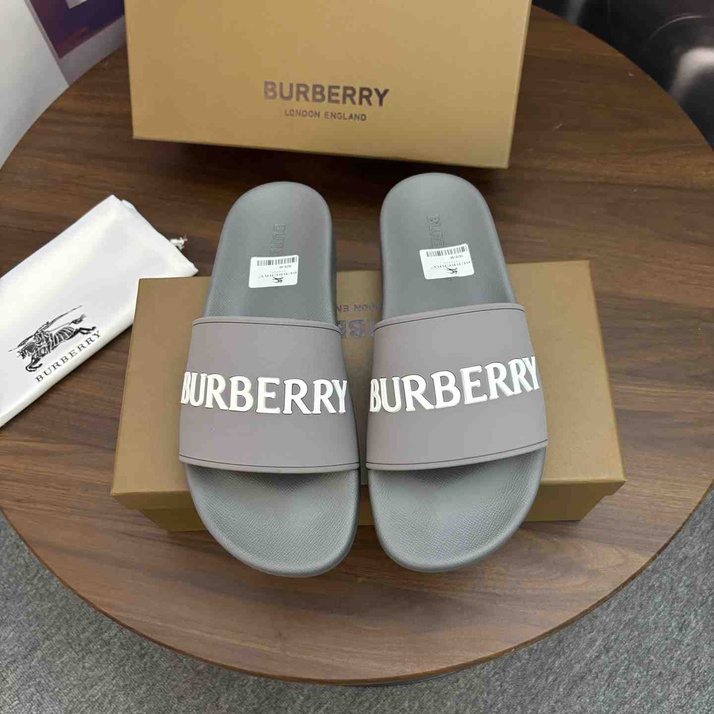 Burberry Logo Slides - DesignerGu