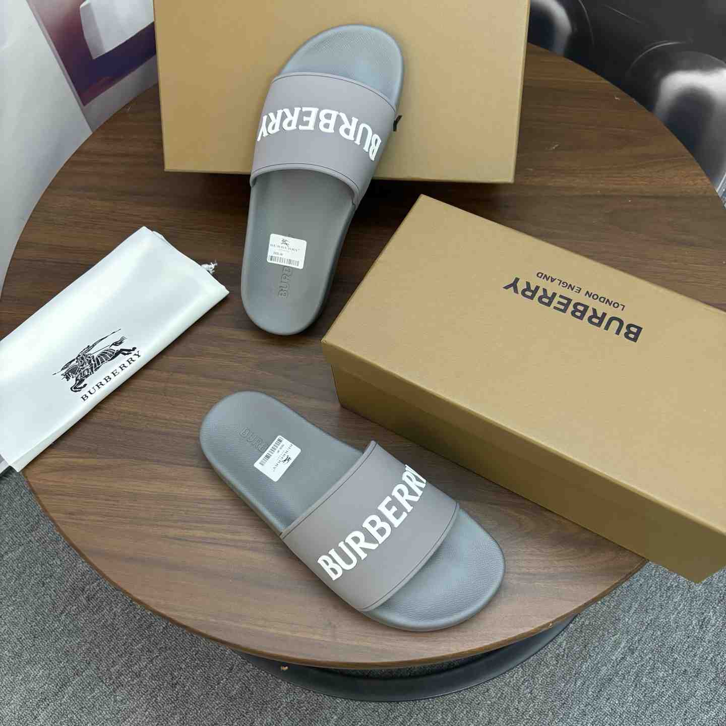 Burberry Logo Slides - DesignerGu