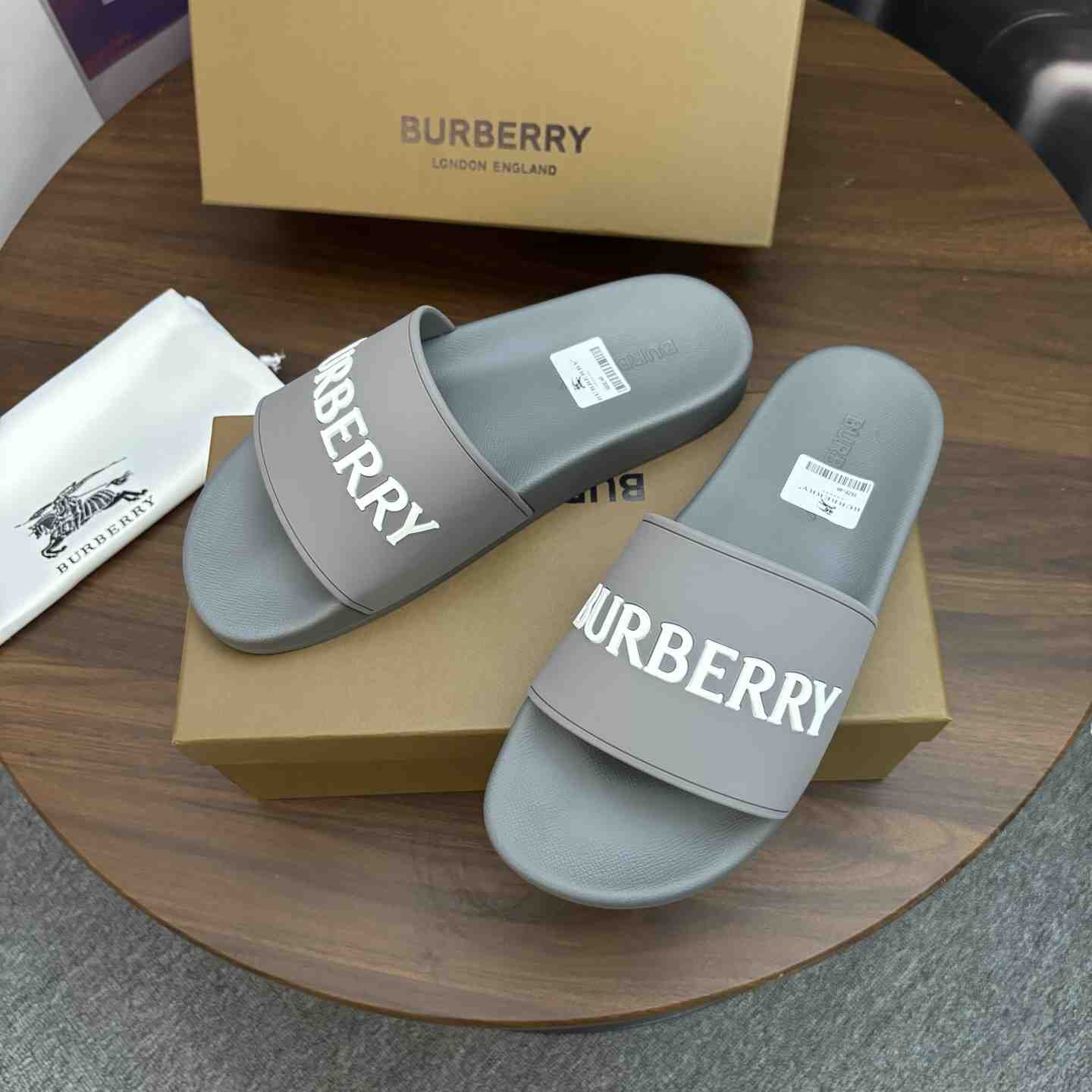 Burberry Logo Slides - DesignerGu
