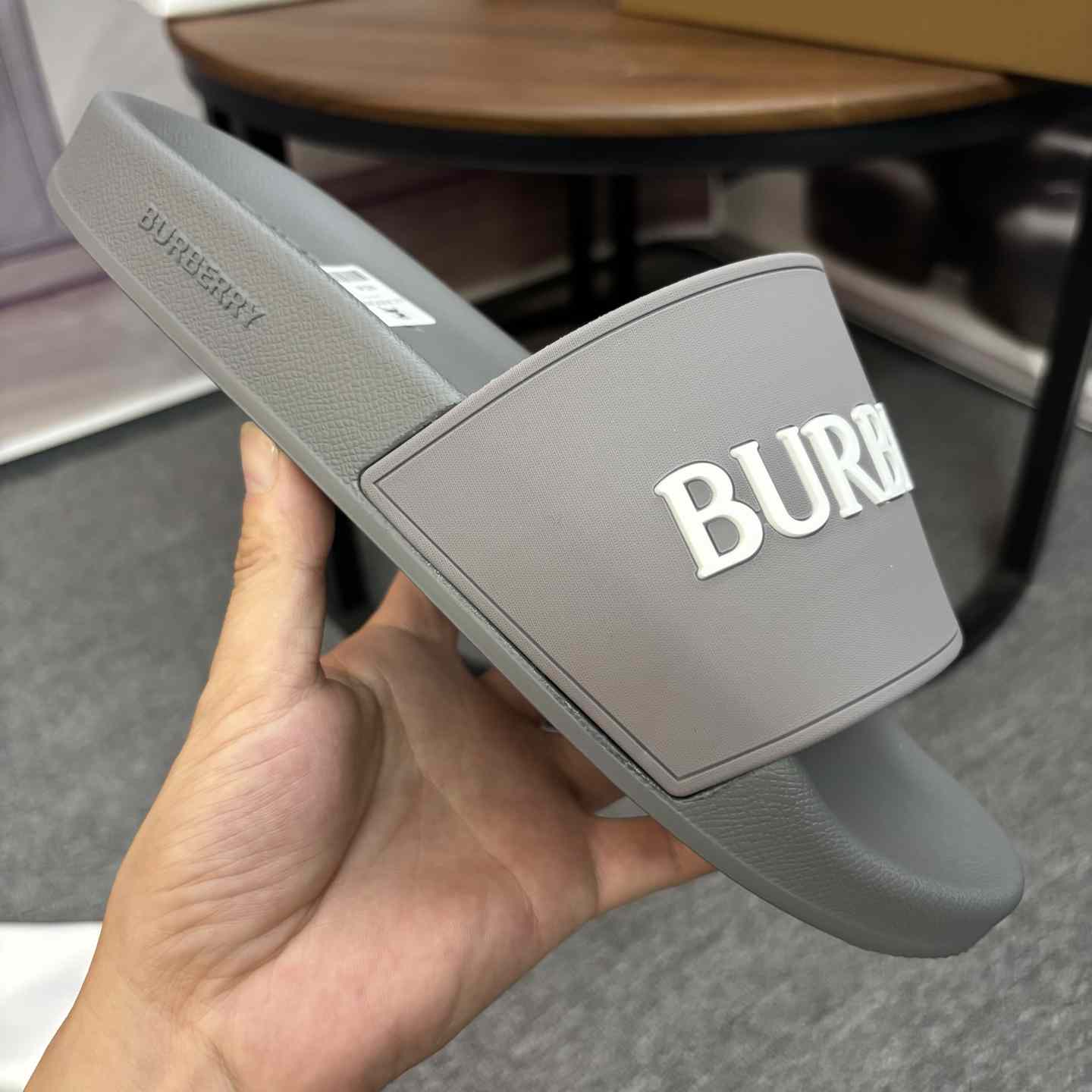 Burberry Logo Slides - DesignerGu