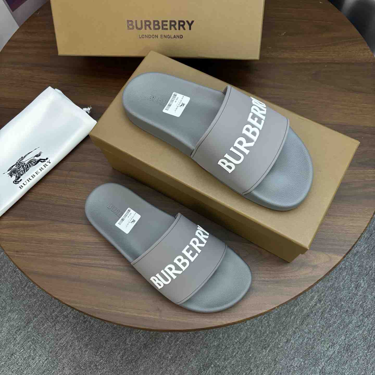 Burberry Logo Slides - DesignerGu