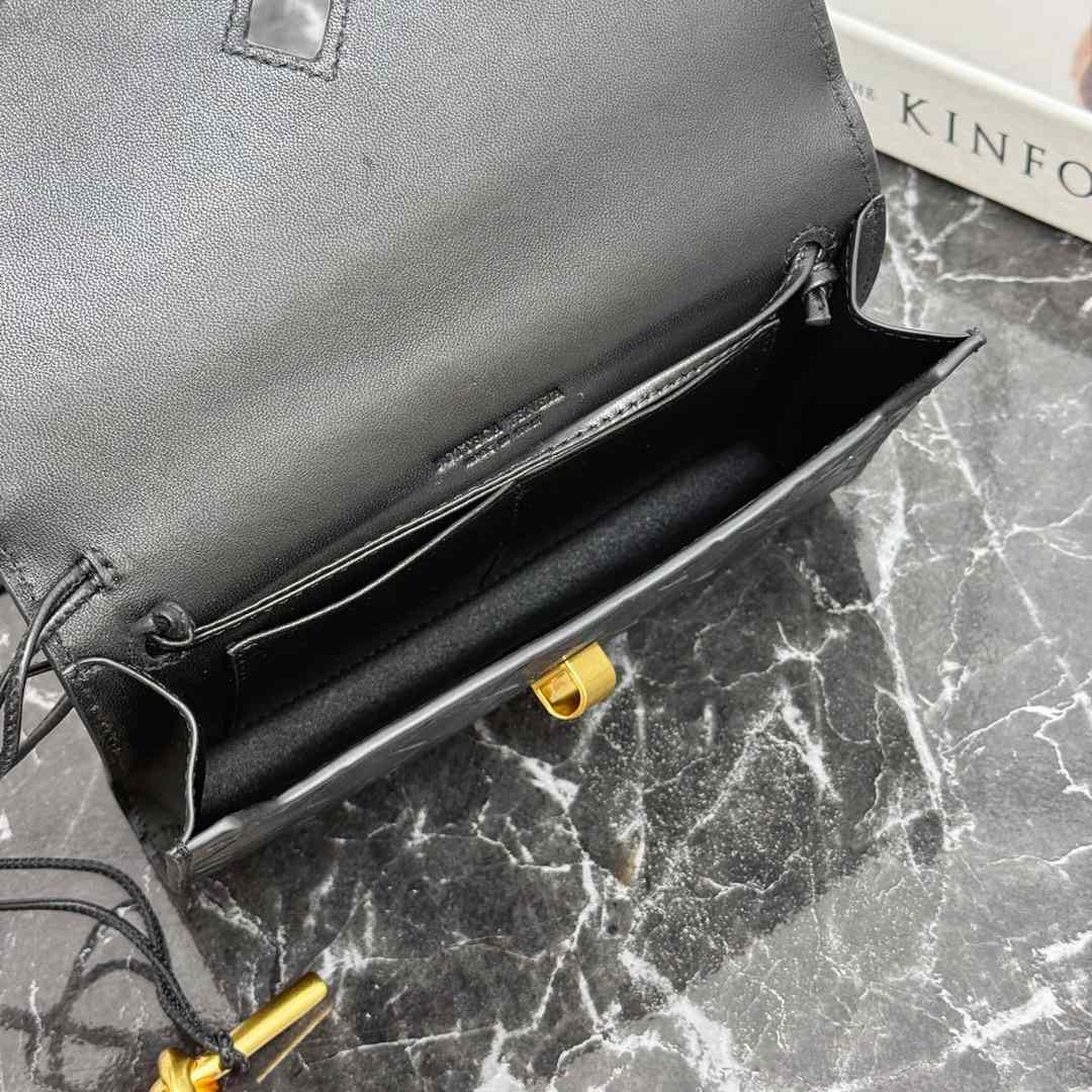 Bottega Veneta Andiamo Pouch On Strap - DesignerGu