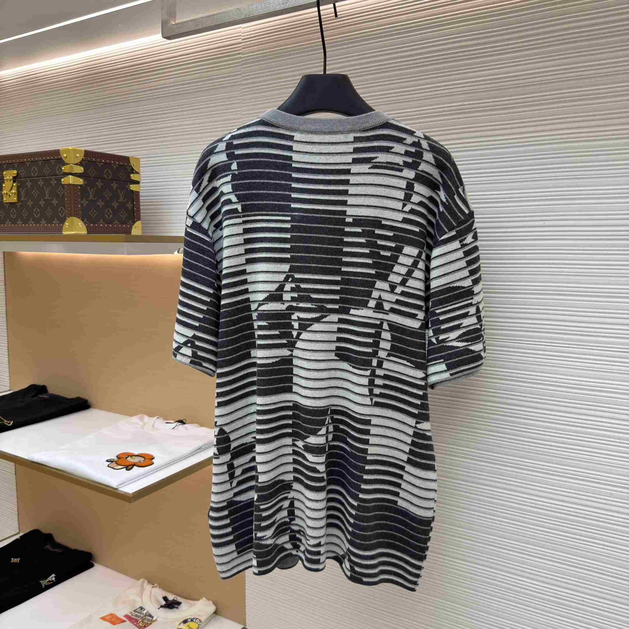 Louis Vuitton Monogram Short-Sleeved Crewneck 1AK70A - DesignerGu