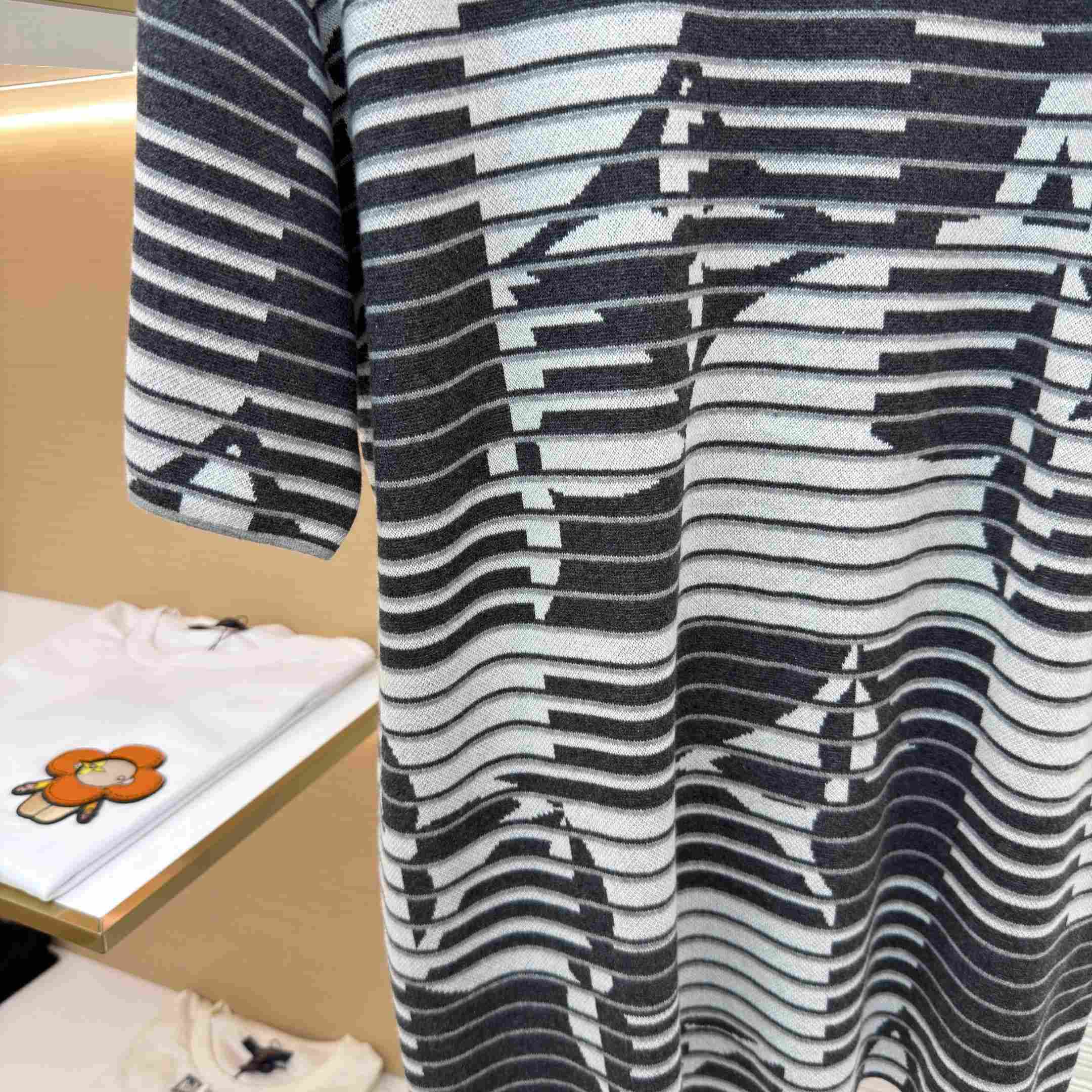 Louis Vuitton Monogram Short-Sleeved Crewneck 1AK70A - DesignerGu