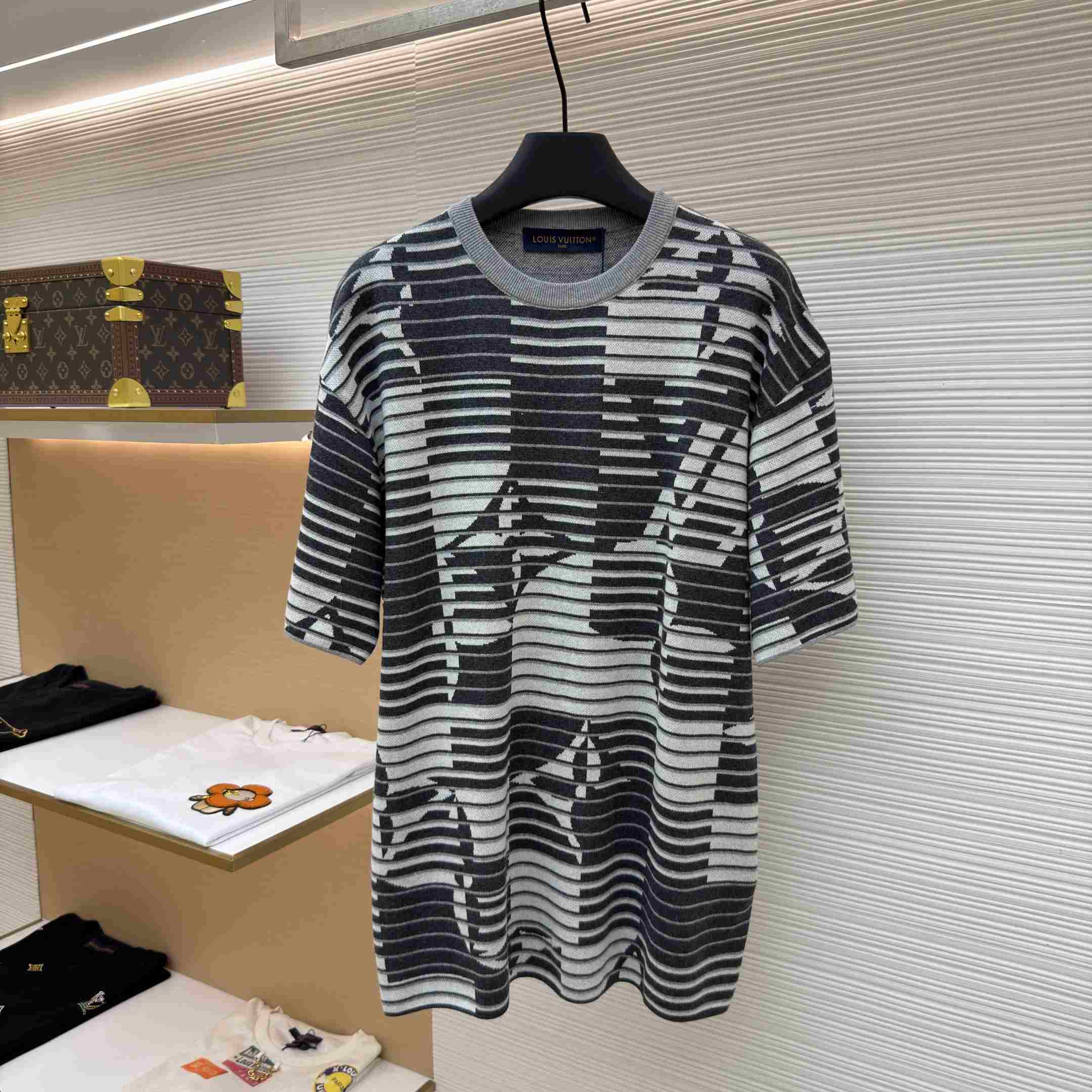 Louis Vuitton Monogram Short-Sleeved Crewneck 1AK70A - DesignerGu