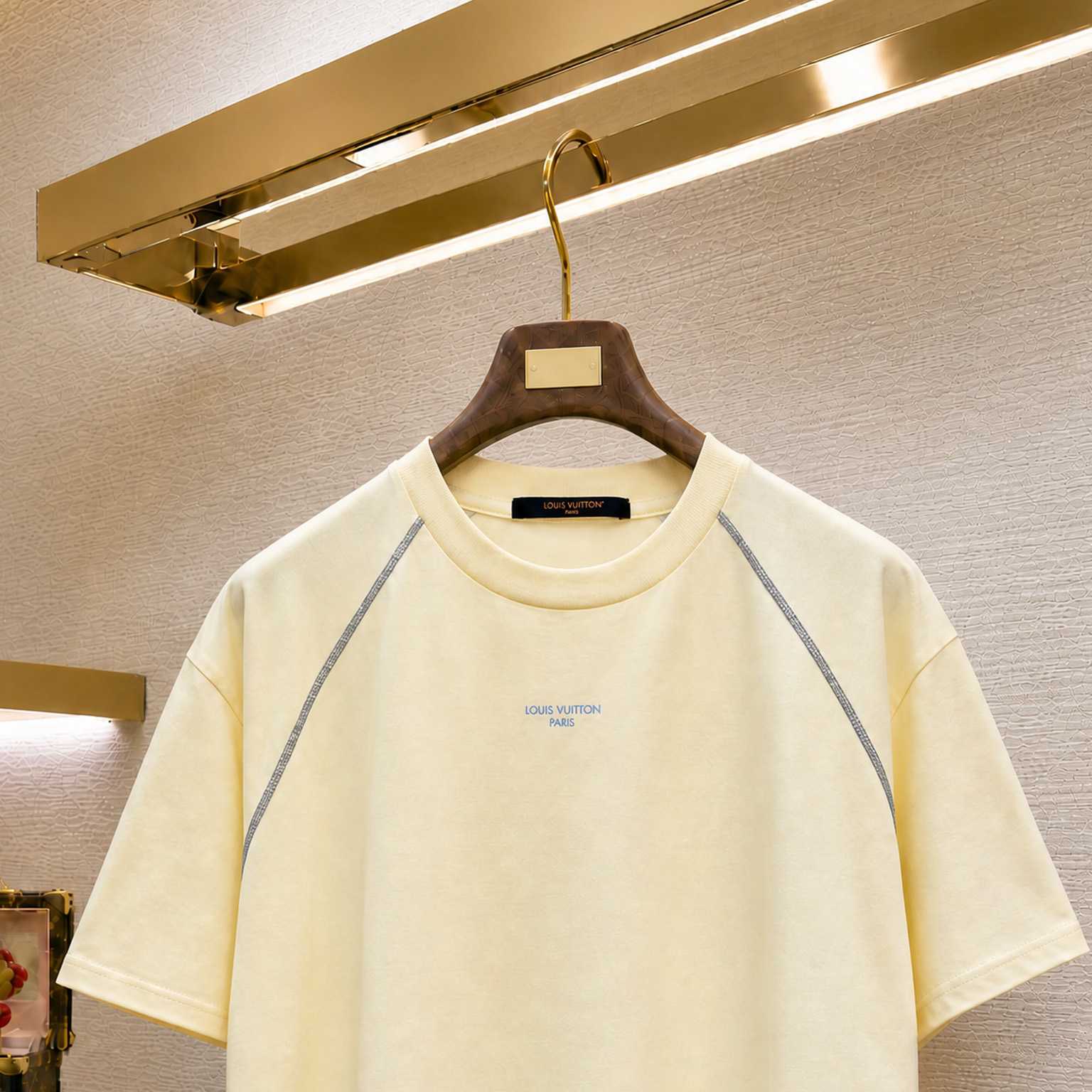 Louis Vuitton T-Shirt With Reflective Details 1AKOR7 - DesignerGu