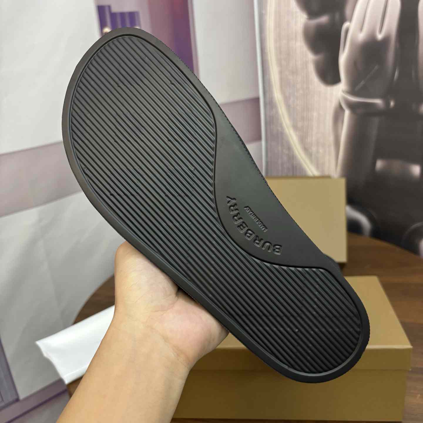 Burberry Logo Slides - DesignerGu