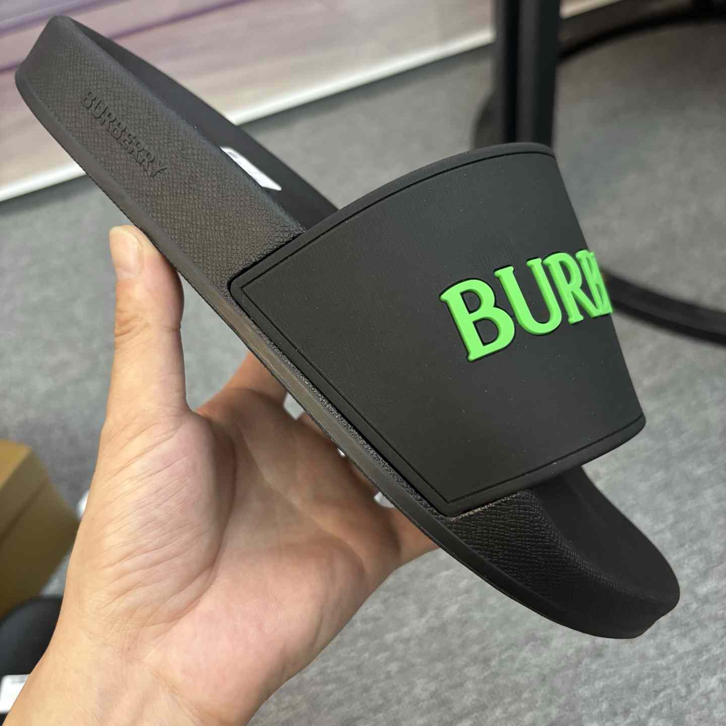 Burberry Logo Slides - DesignerGu