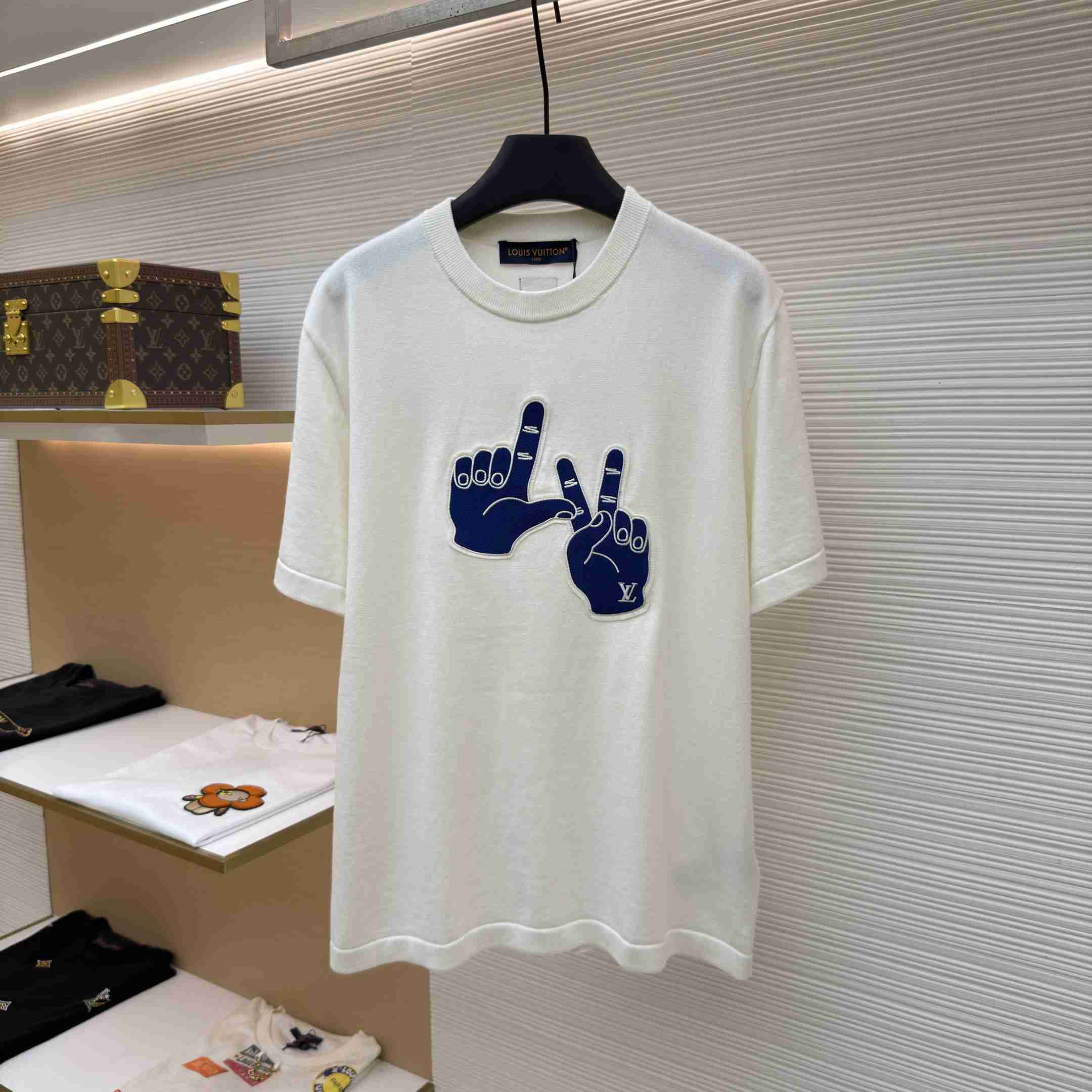 Louis Vuitton Short-Sleeved Signature Patch Crewneck 1AK6ZI - DesignerGu