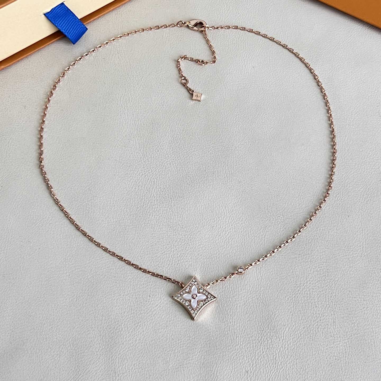 Louis Vuitton Color Blossom M Star Pendant, Pink Gold, White Mother-of-Pearl and Diamonds Q04155 - DesignerGu