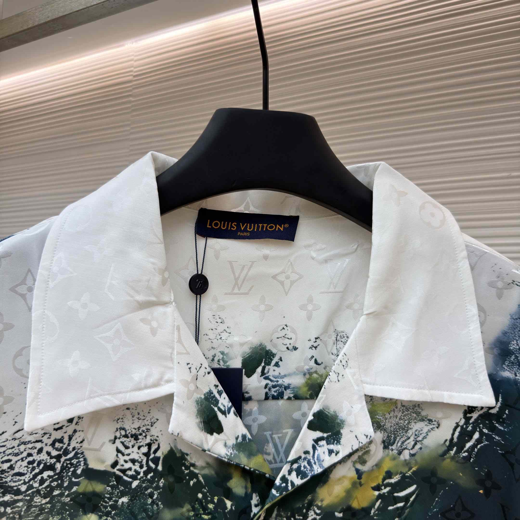 Louis Vuitton Monogram Silk Short-Sleeved Shirt 1AKOMG - DesignerGu