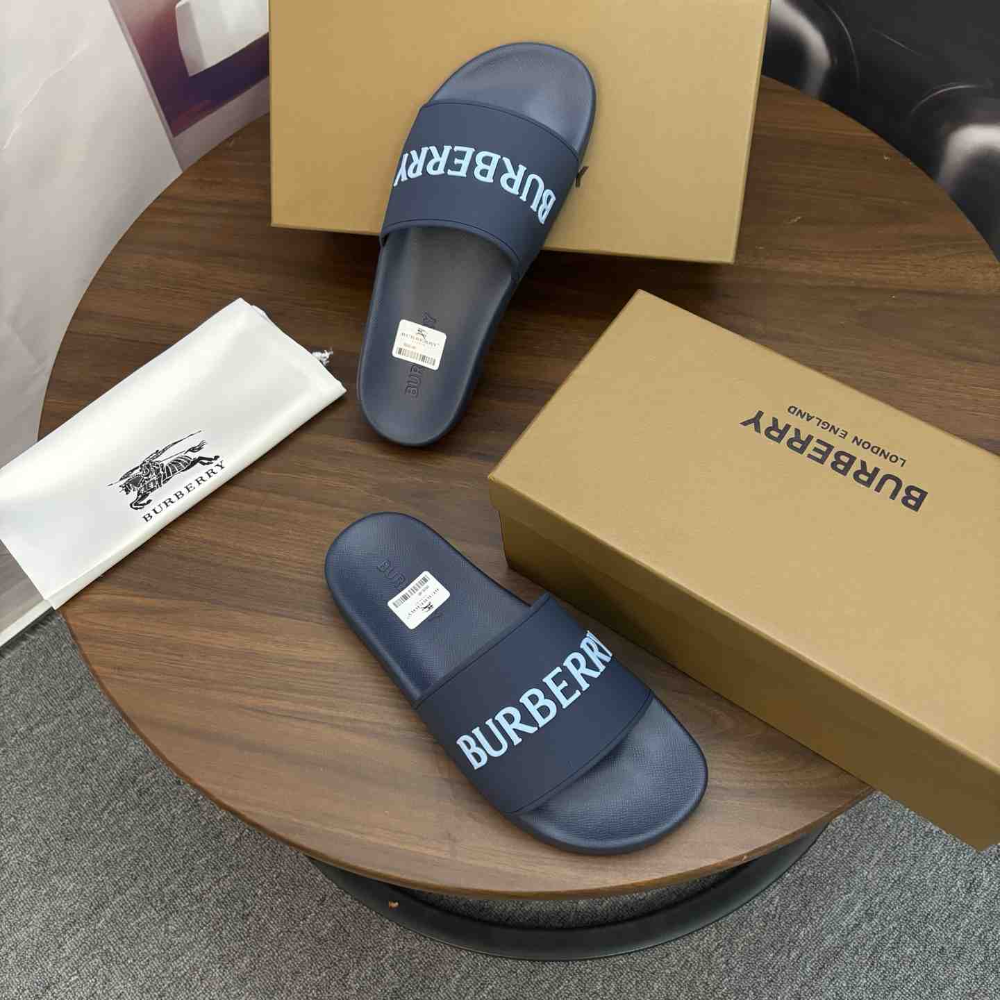 Burberry Logo Slides - DesignerGu