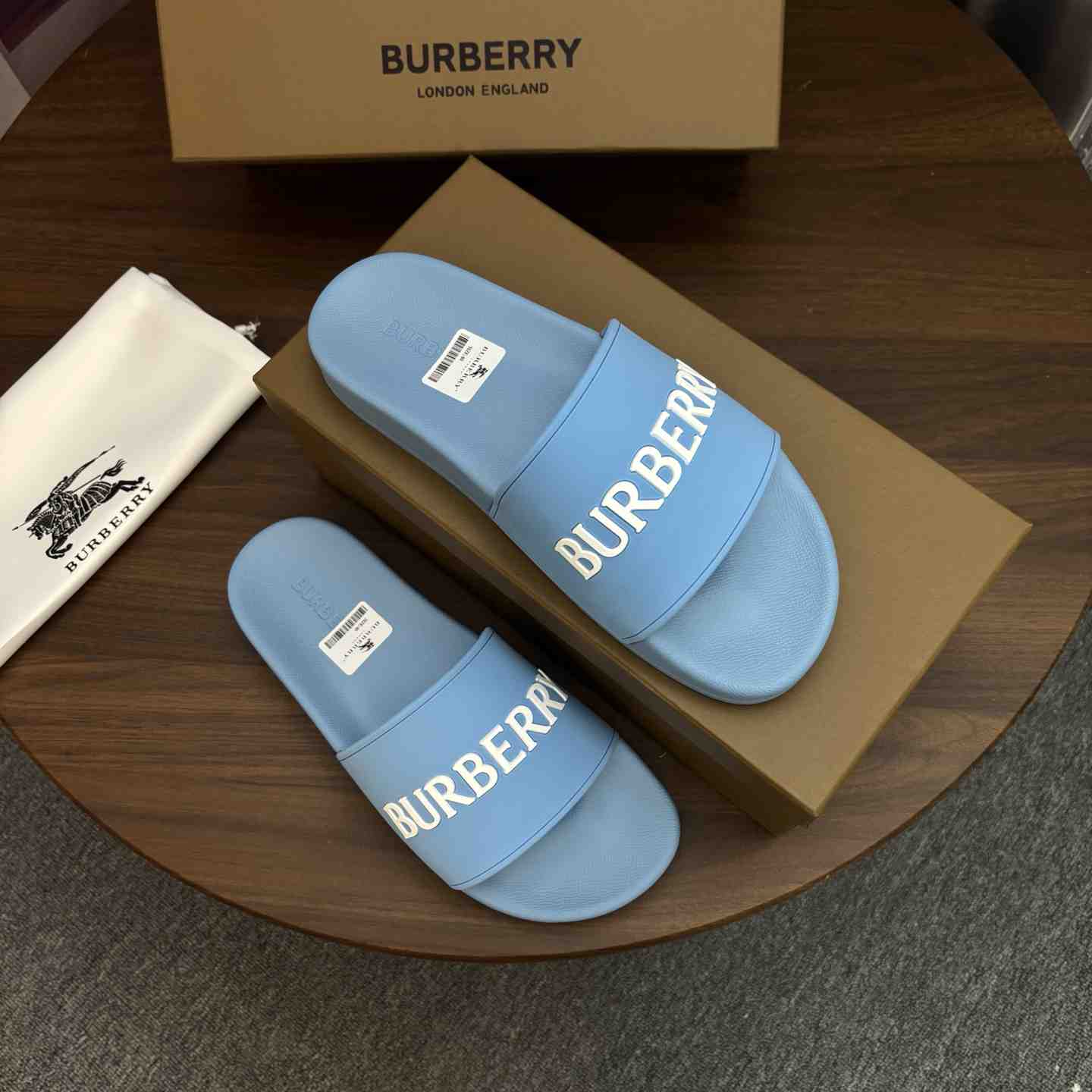 Burberry Logo Slides - DesignerGu