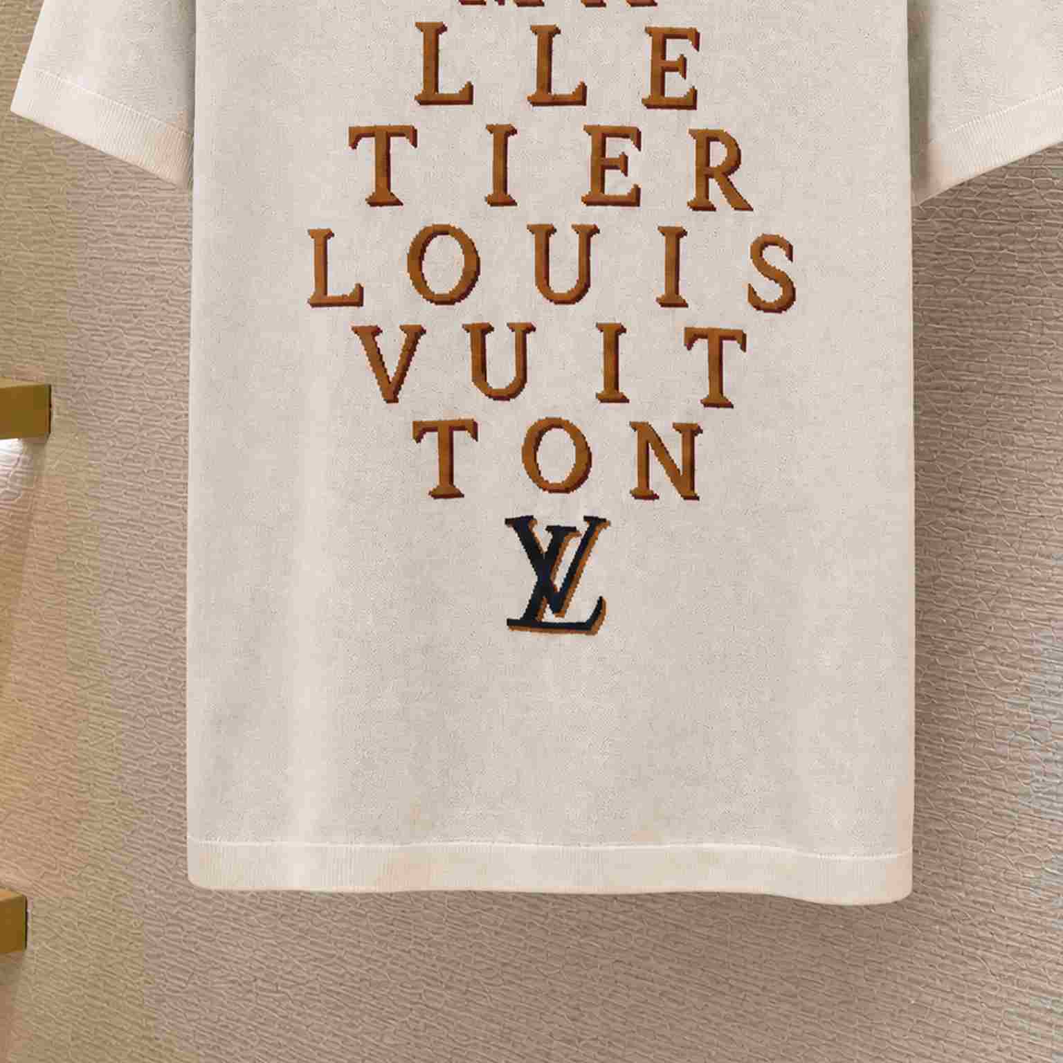 Louis Vuitton Short-Sleeved Signature Crewneck 1AK6YT - DesignerGu