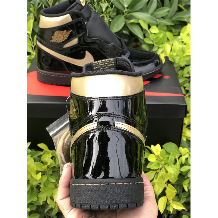 Jordan Air 1 Retro High Black Metallic Gold 555088-032 - 