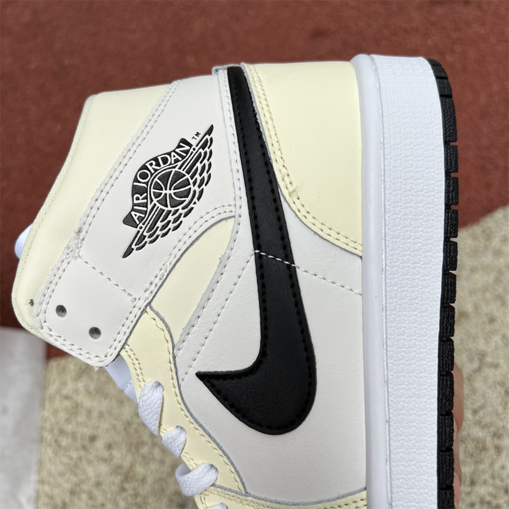 Jordan AJ1 Mid Zoom Sneakers - 