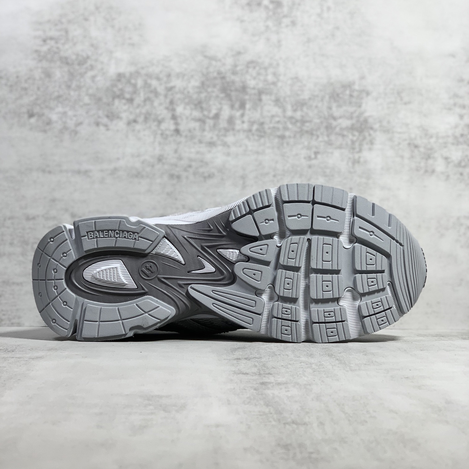 Balenciaga Men's Phantom Sneaker Washed In Grey - 