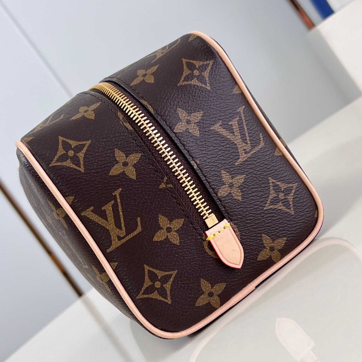 Louis Vuitton Locker Dopp Kit   M83112 - 
