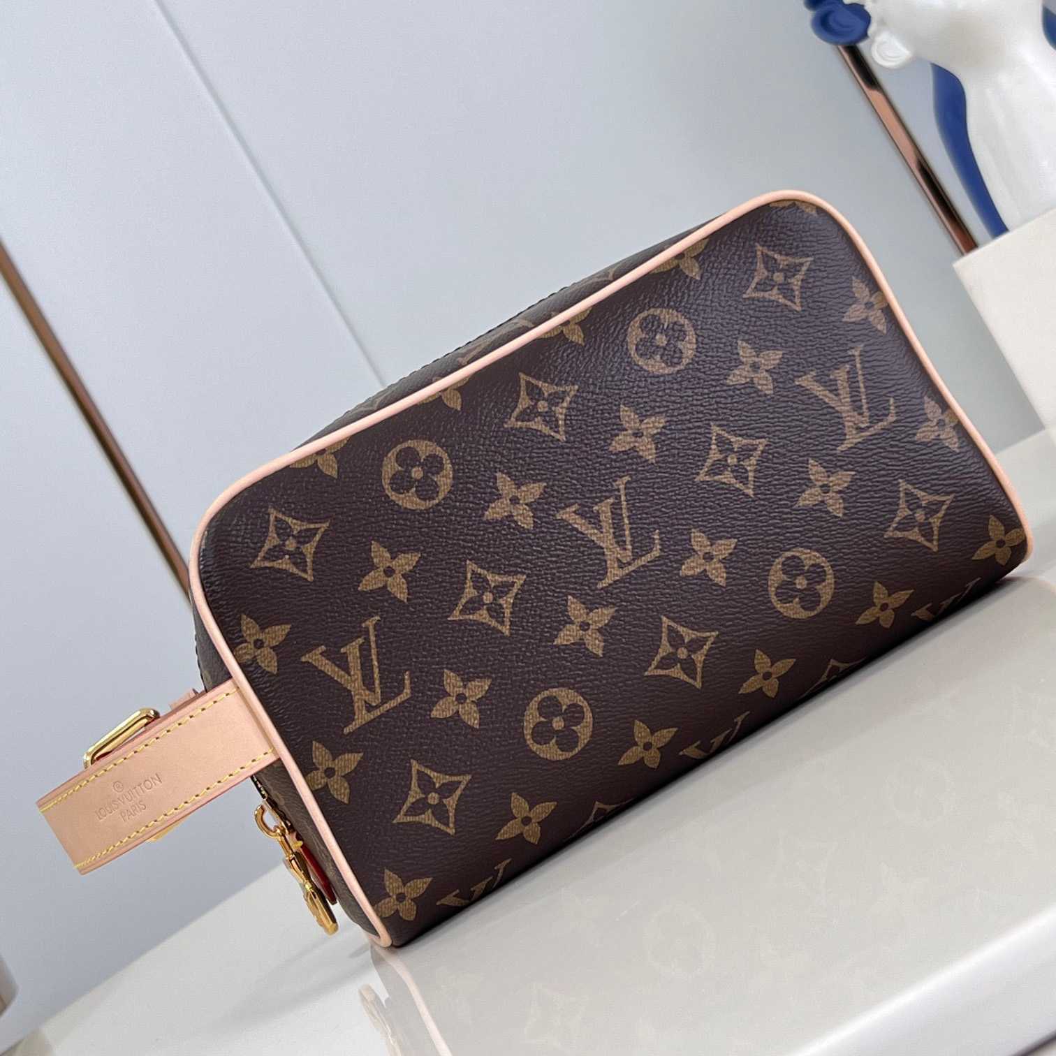 Louis Vuitton Locker Dopp Kit   M83112 - 