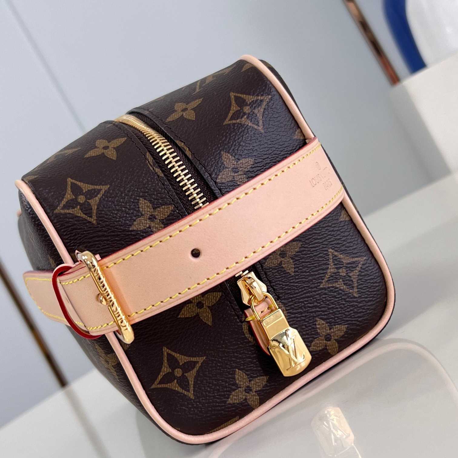 Louis Vuitton Locker Dopp Kit   M83112 - 