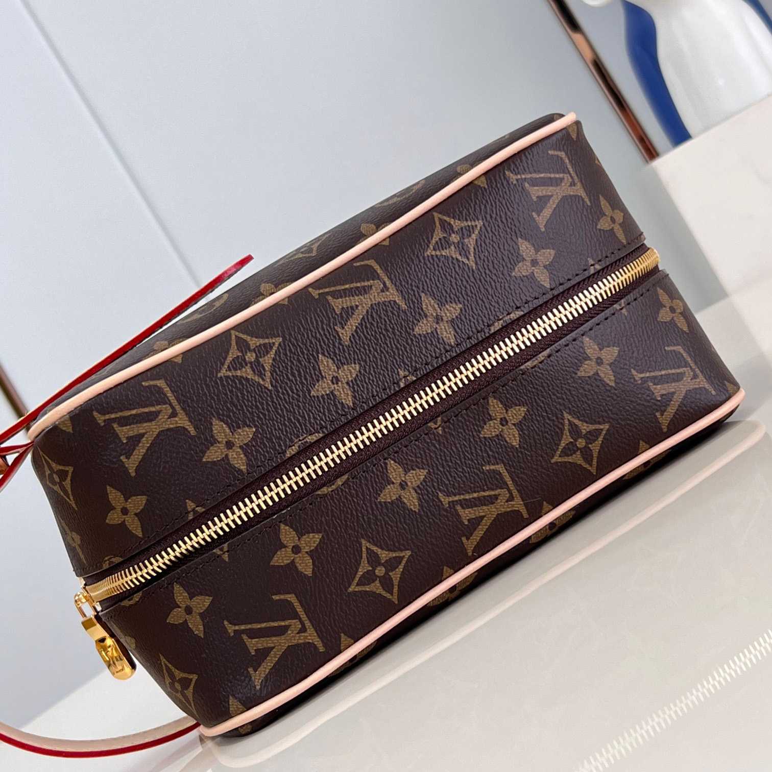 Louis Vuitton Locker Dopp Kit   M83112 - 