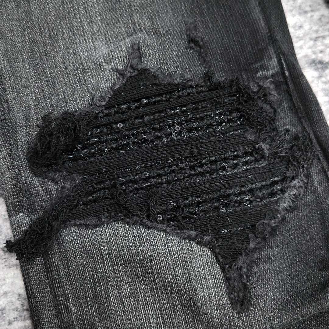 Amiri Slim Fit Jeans    670 - 