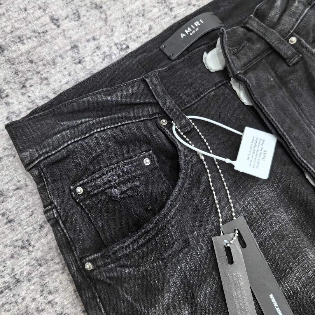 Amiri Slim Fit Jeans    670 - 