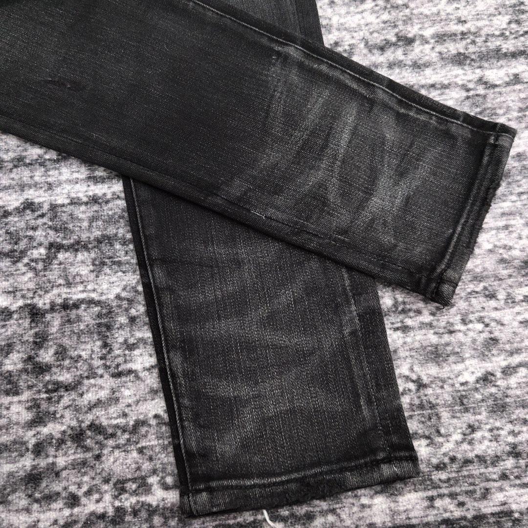 Amiri Slim Fit Jeans    670 - 
