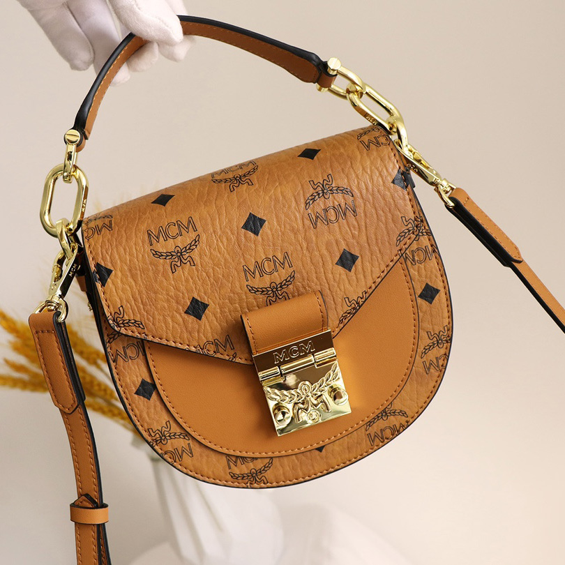 MCM Tracy Shoulder Bag  (18-18-7cm) - 