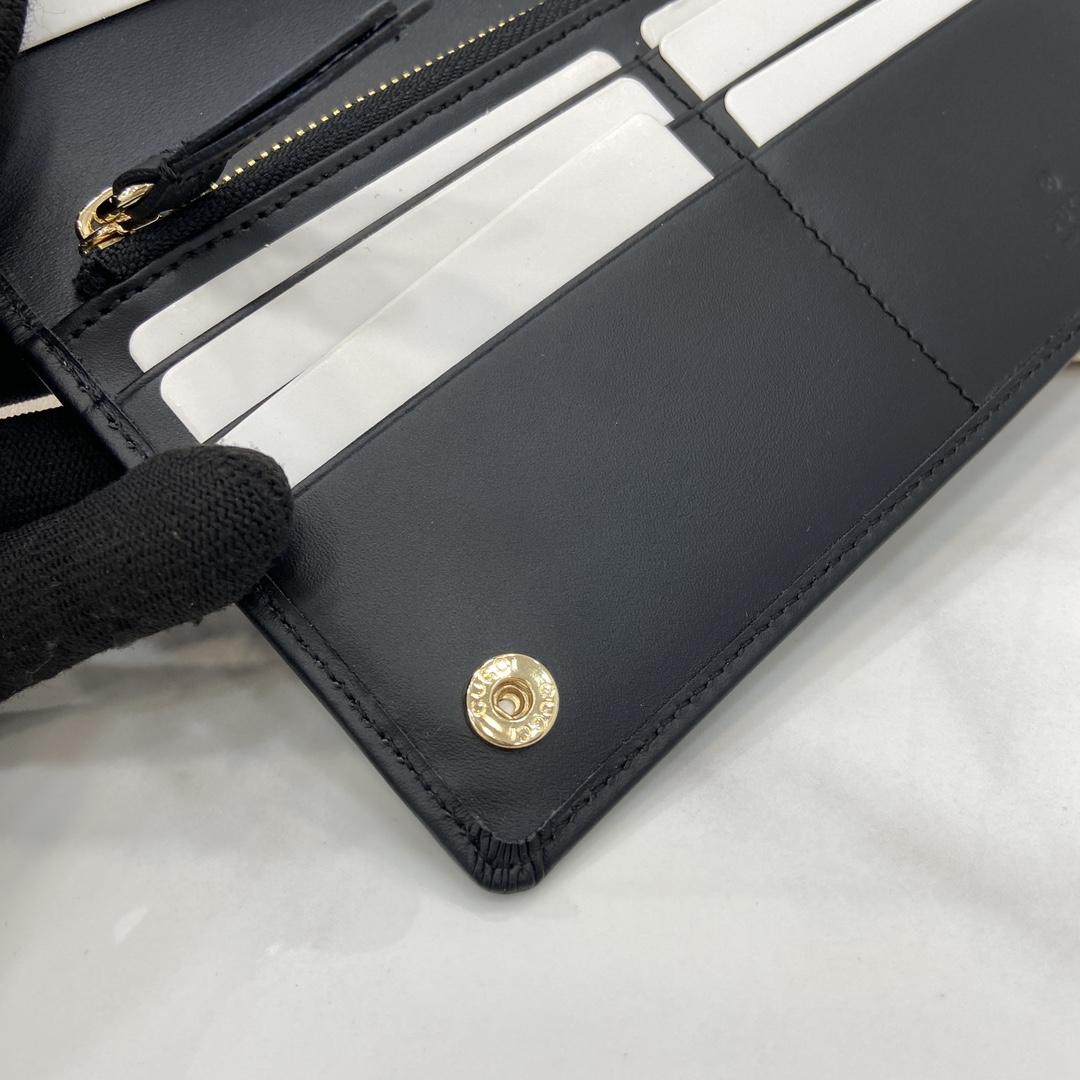 Gucci GG Emblem Continental Wallet   - 