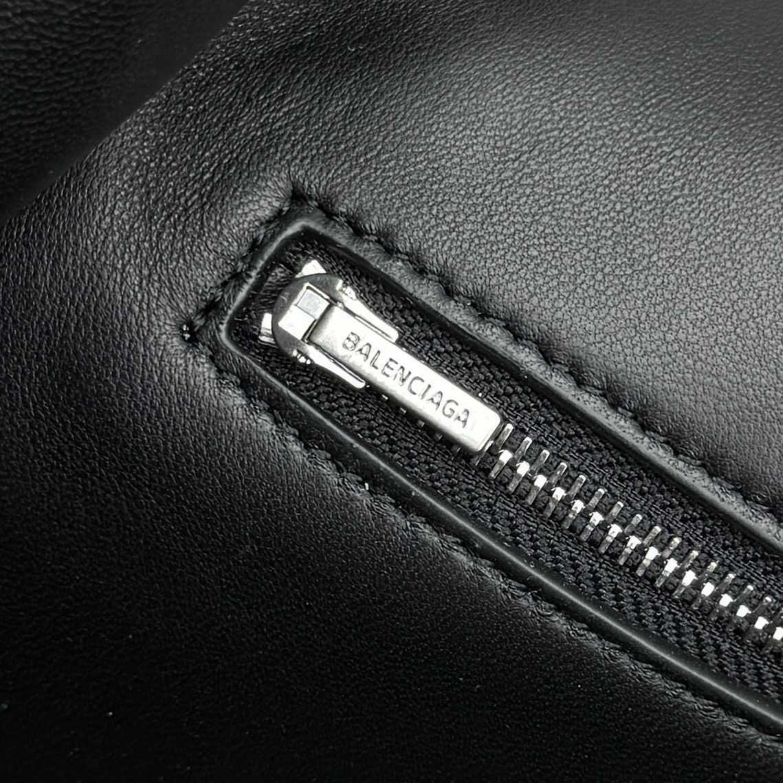 Balenciaga Rodeo Large Handbag In Black - 