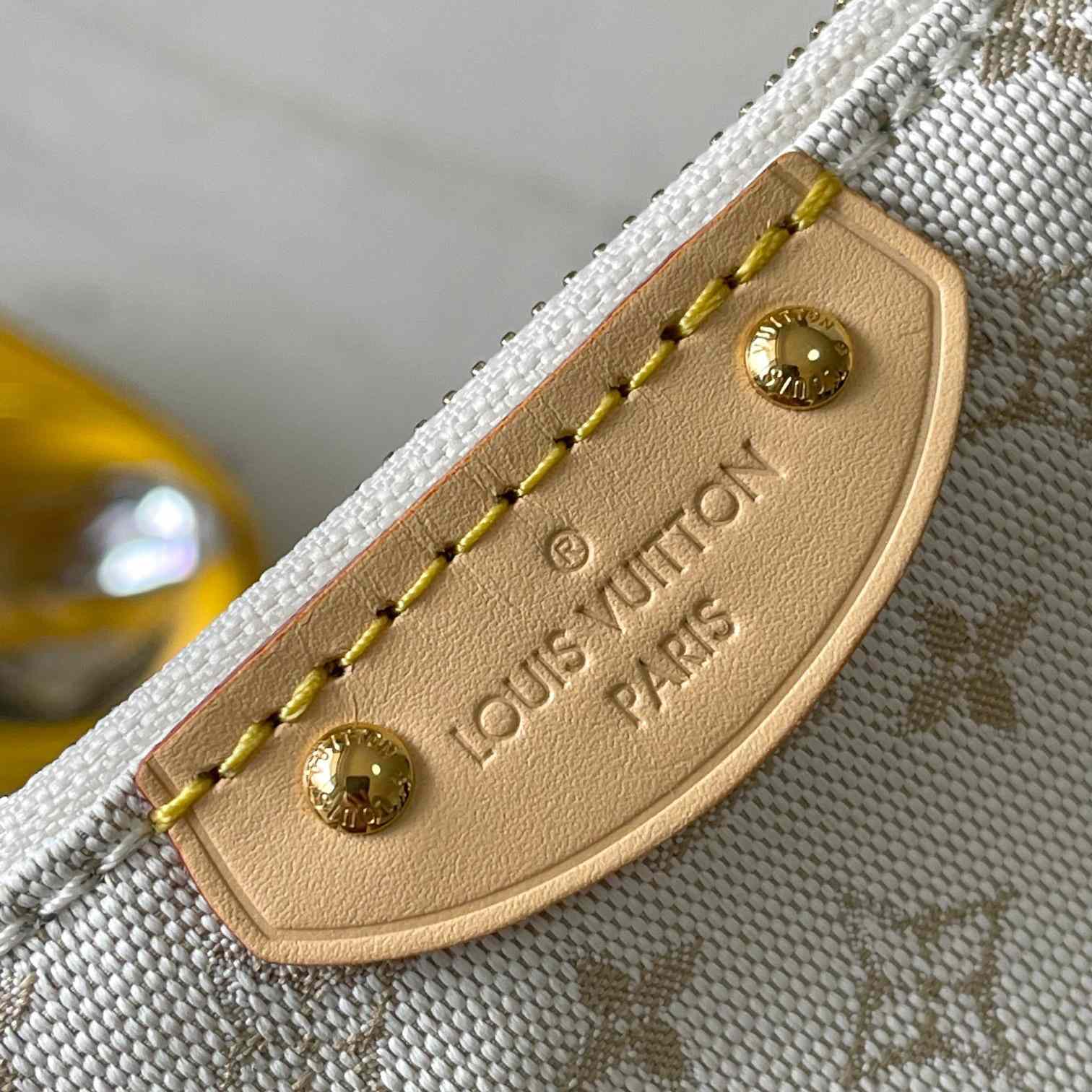 Louis Vuitton Hills Pochette    M12433 - 
