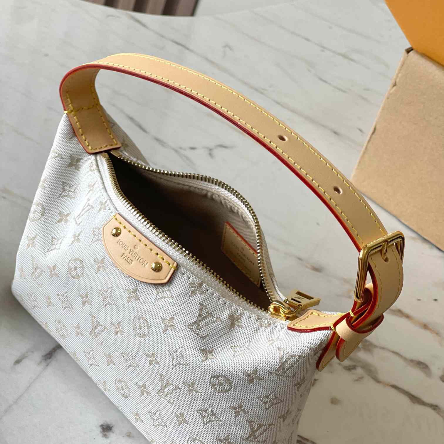 Louis Vuitton Hills Pochette    M12433 - 
