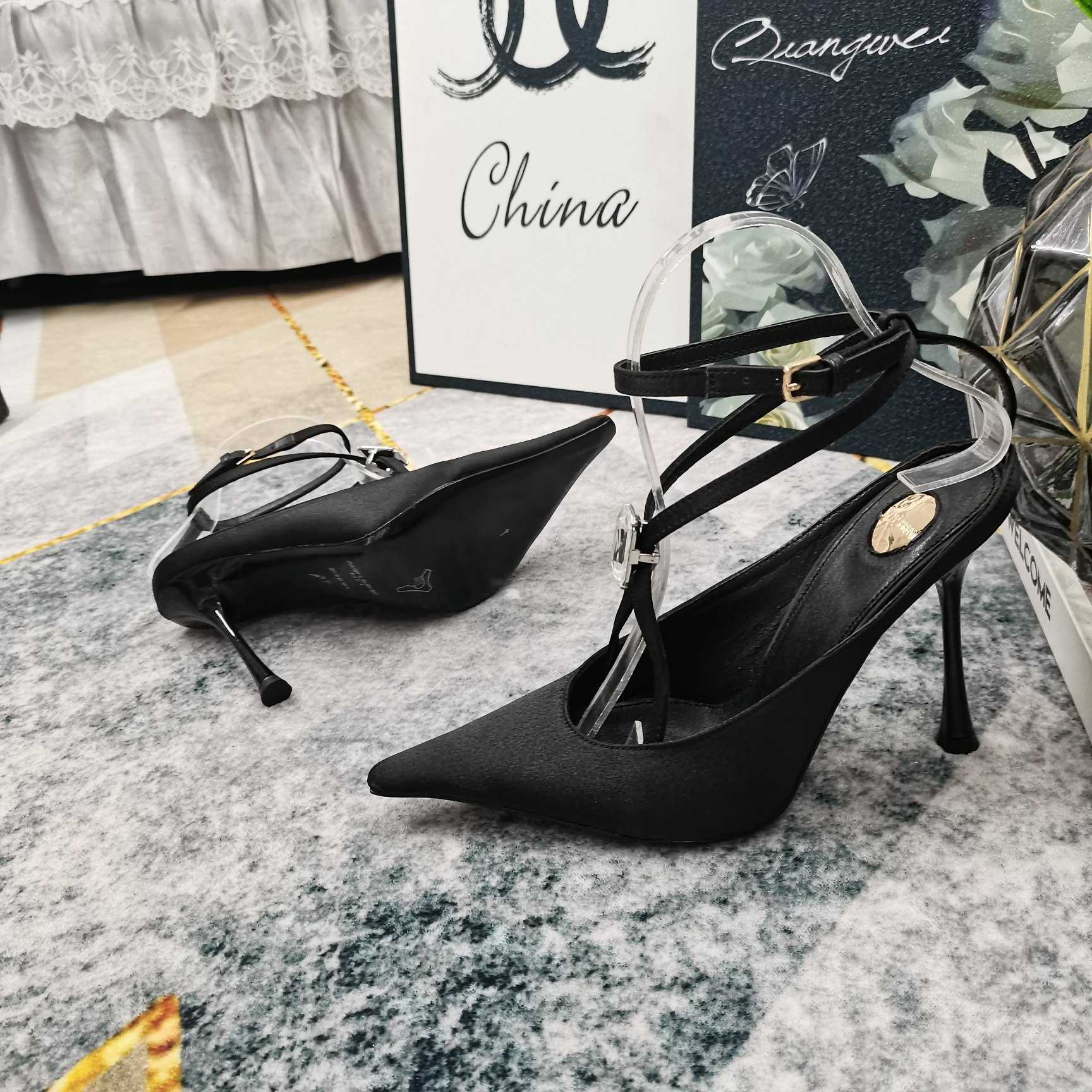 Saint Laurent Harlow Pumps In Satin Crepe And Crystals - 