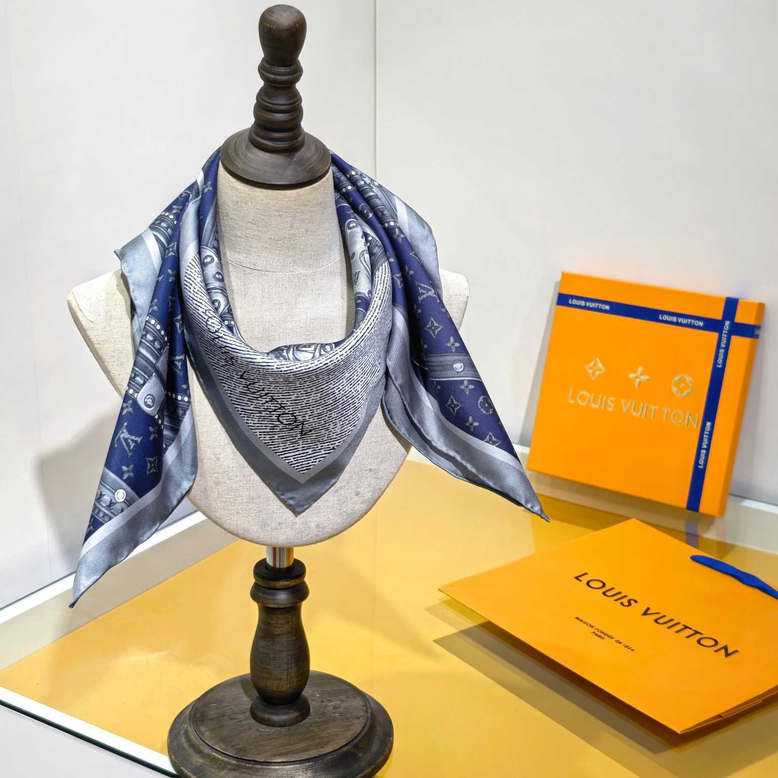 Louis Vuitton Time Trunk Square 90   - DesignerGu