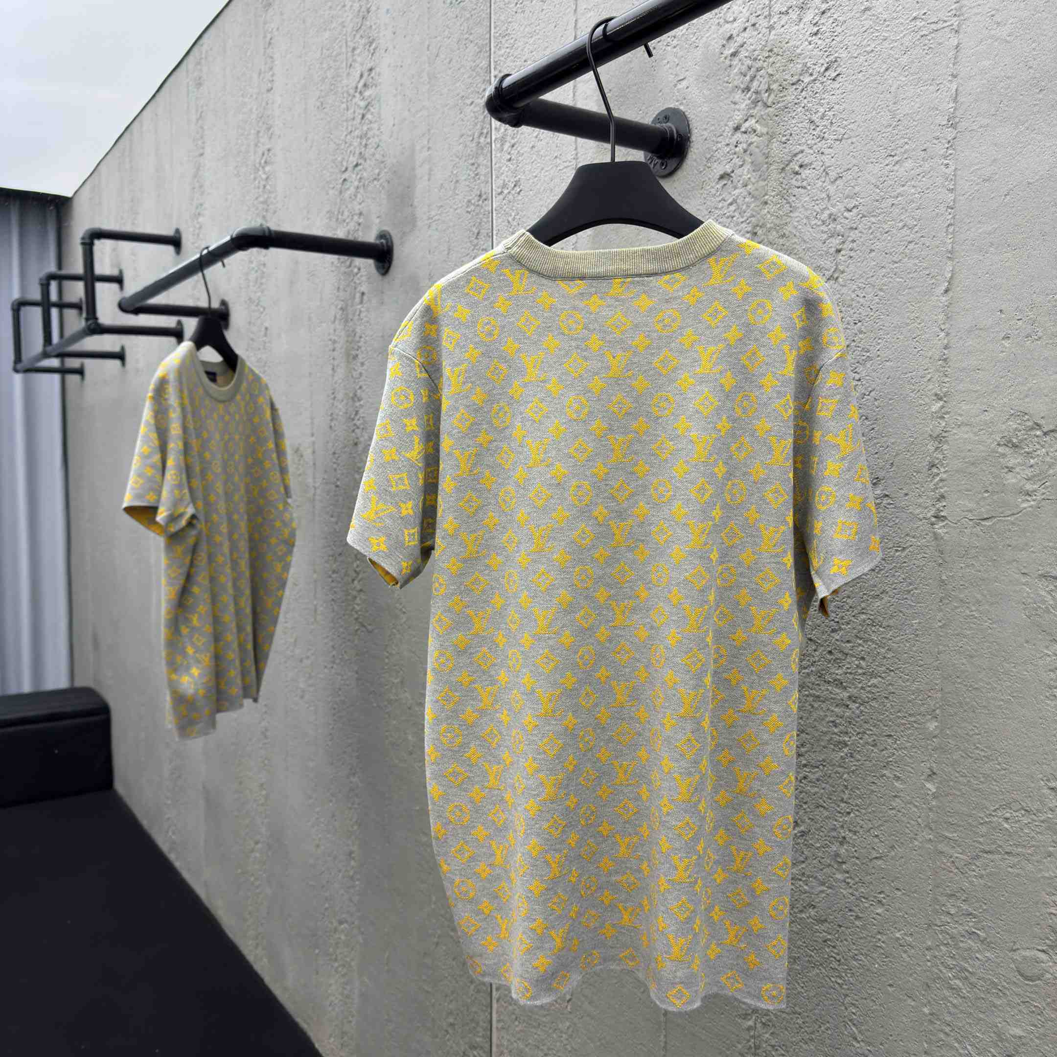 Louis Vuitton Monogram Short-Sleeved Crewneck   1AHVPD - DesignerGu