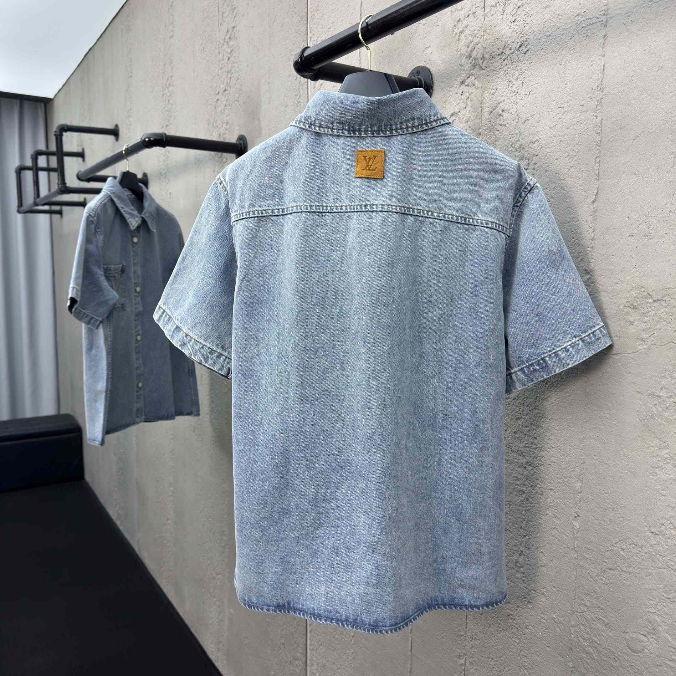 Louis Vuitton Short-Sleeved Denim Shirt  1AGJOP - DesignerGu