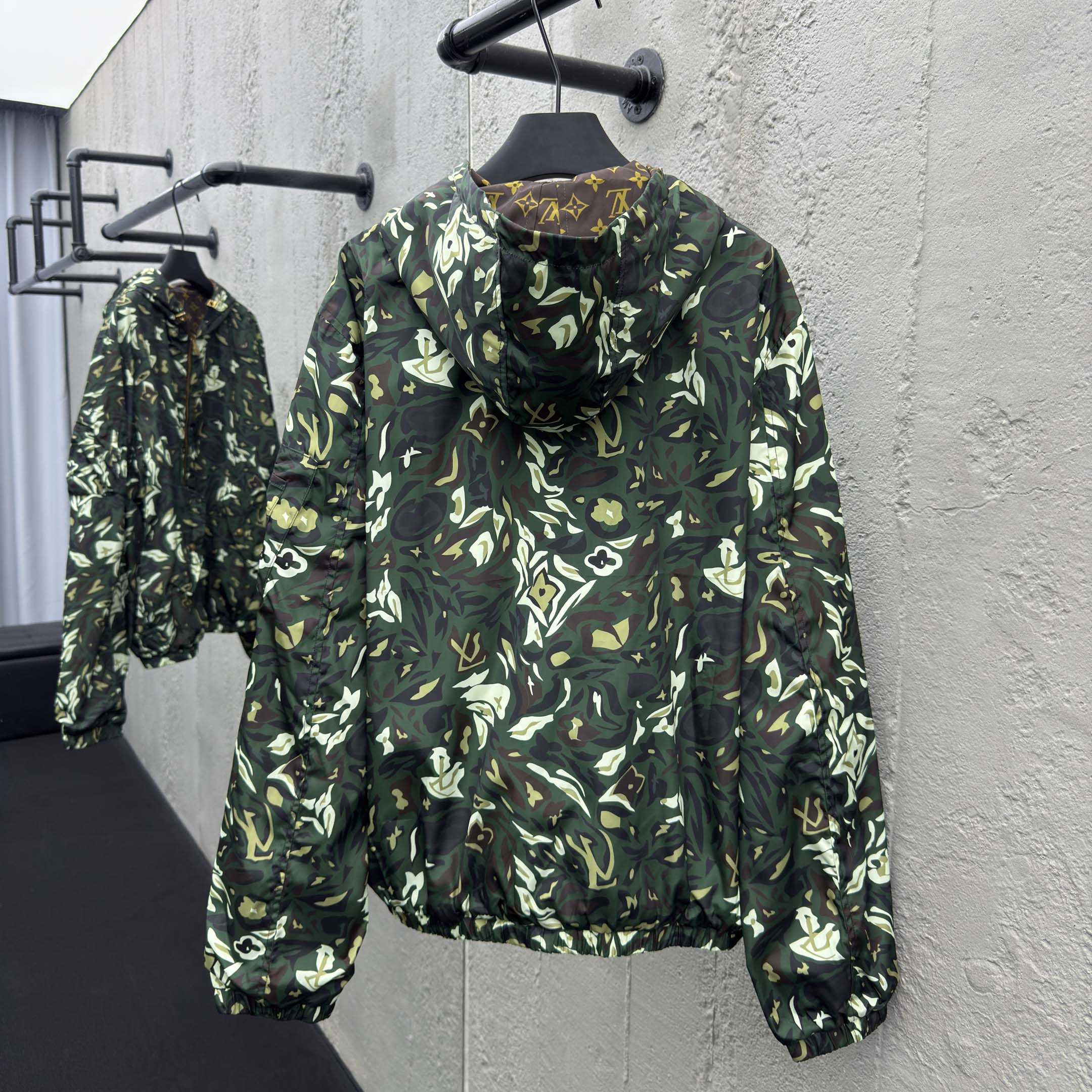 Louis Vuitton Jaqueta Windbreaker Reversível com Monogram - DesignerGu