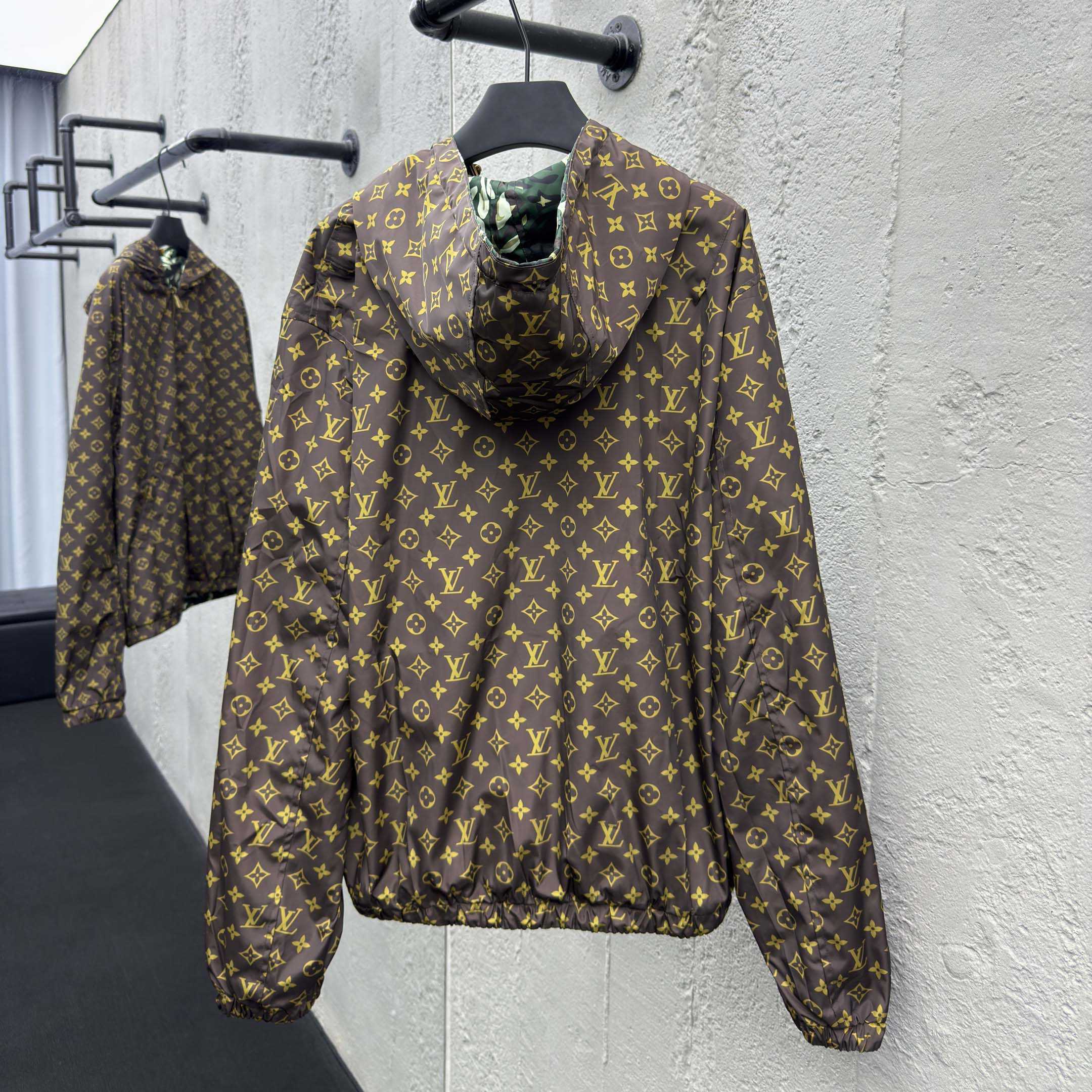 Louis Vuitton Jaqueta Windbreaker Reversível com Monogram - DesignerGu
