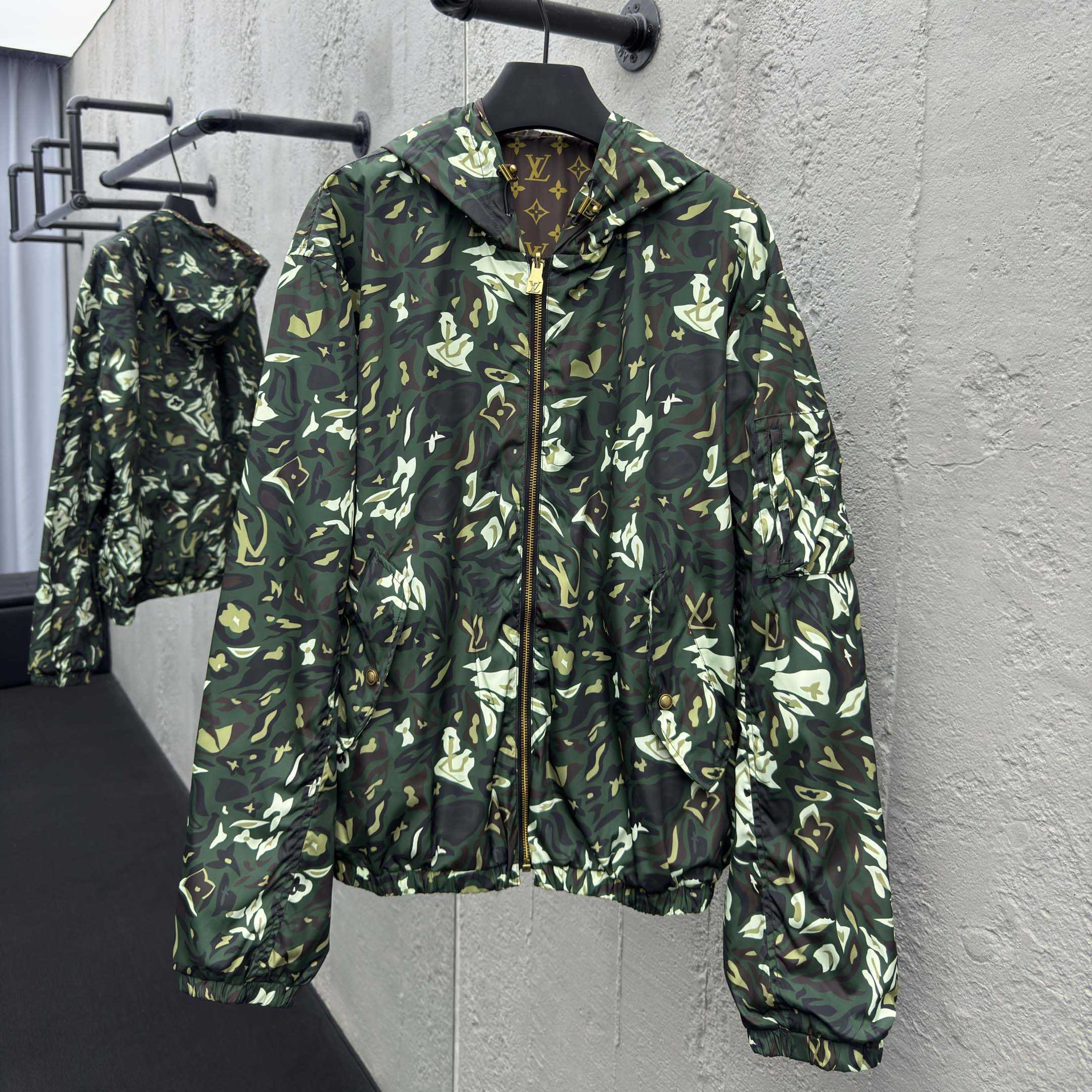 Louis Vuitton Jaqueta Windbreaker Reversível com Monogram - DesignerGu