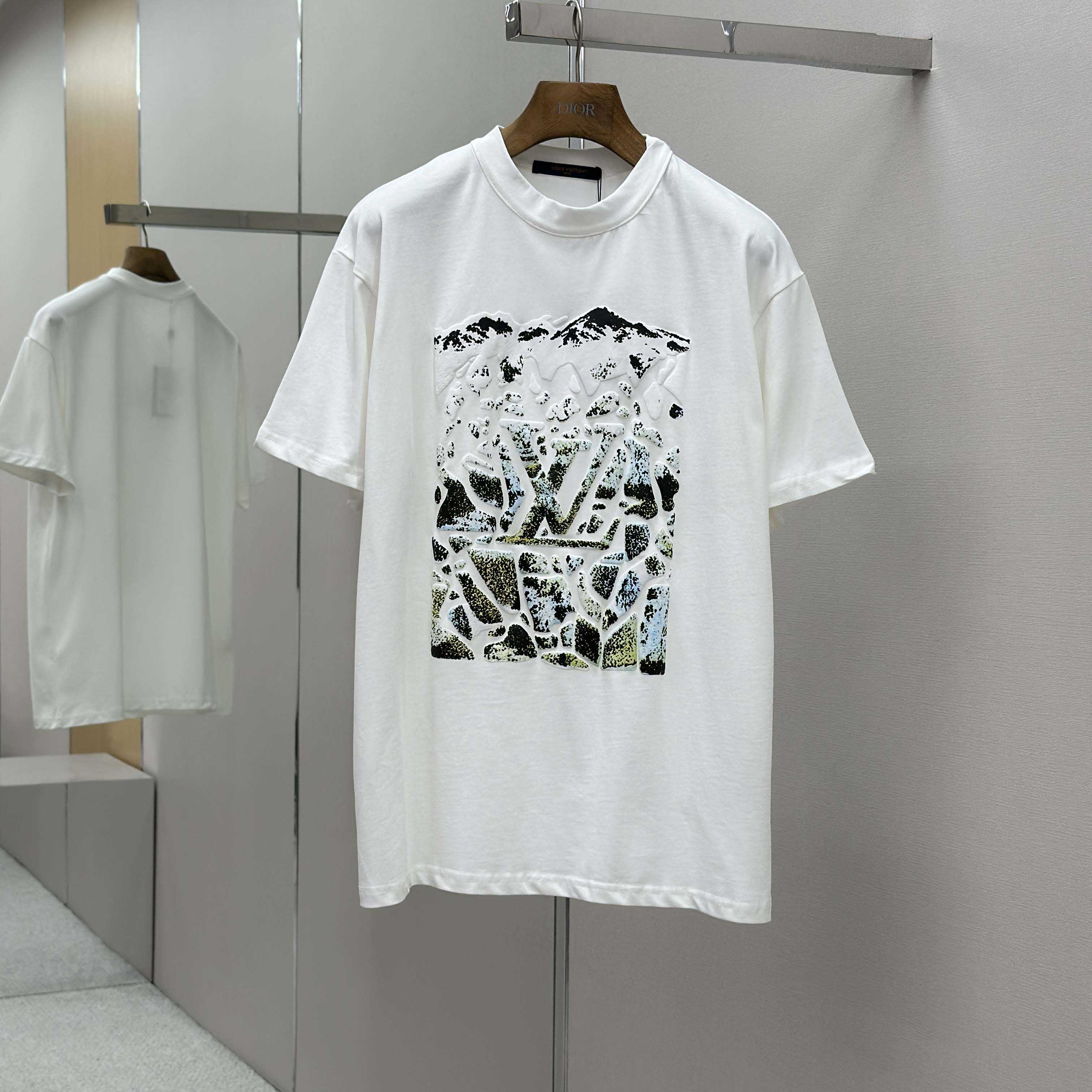 Louis Vuitton Monogram Short-Sleeved Crewneck   1AIJZT - DesignerGu