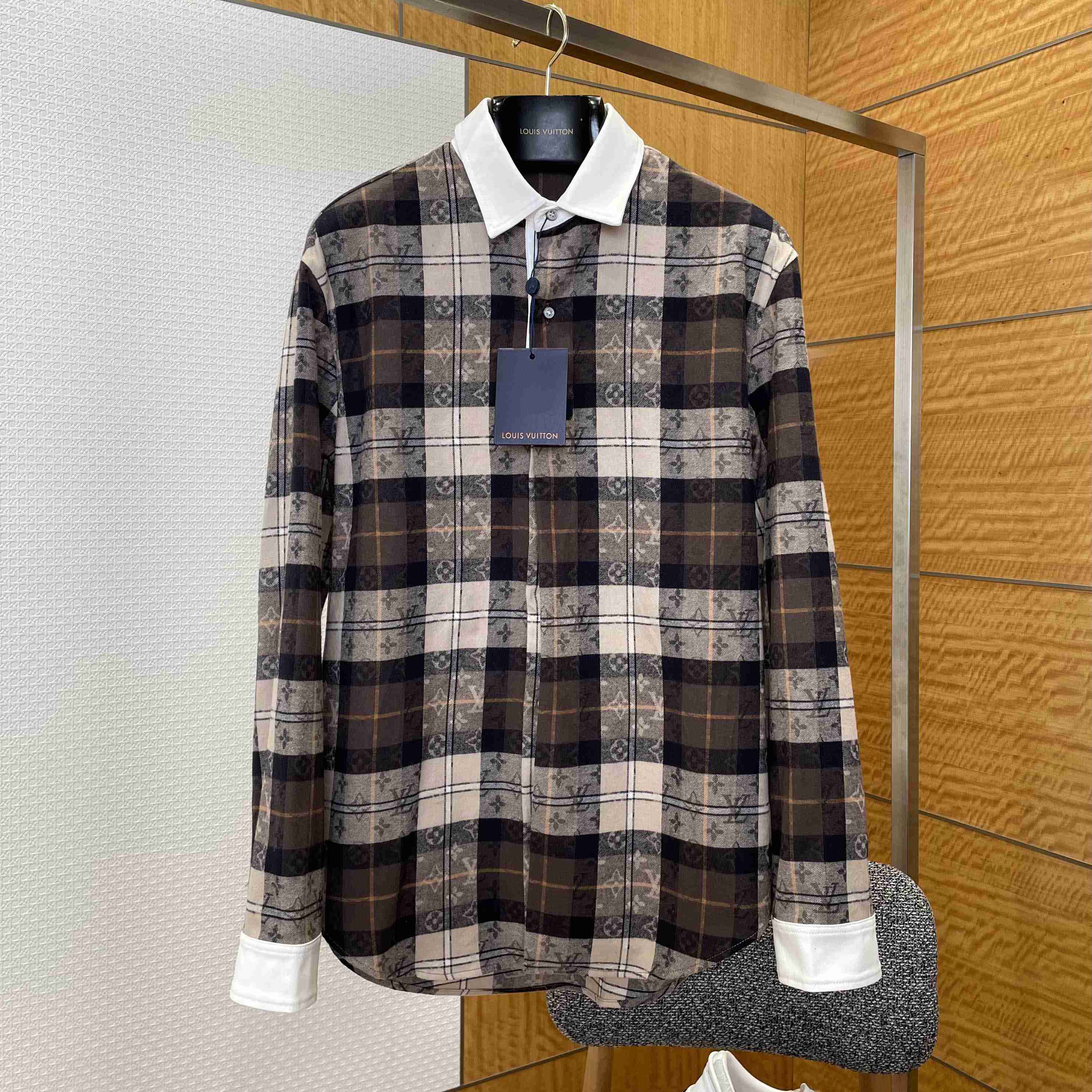 Louis Vuitton Monogram Flannel Long-Sleeved Polo Shirt   1AIKAJ Louis Vuitton Monogram Flannel Long-Sleeved Polo Shirt   1AIKAJ - DesignerGu