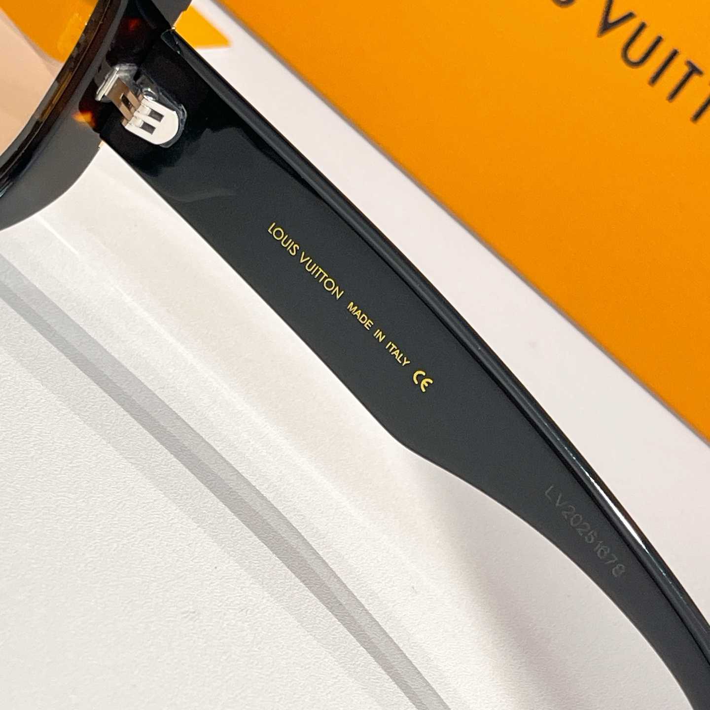 Louis Vuitton LV Estate Butterfly Sunglasses   Z2968W - DesignerGu