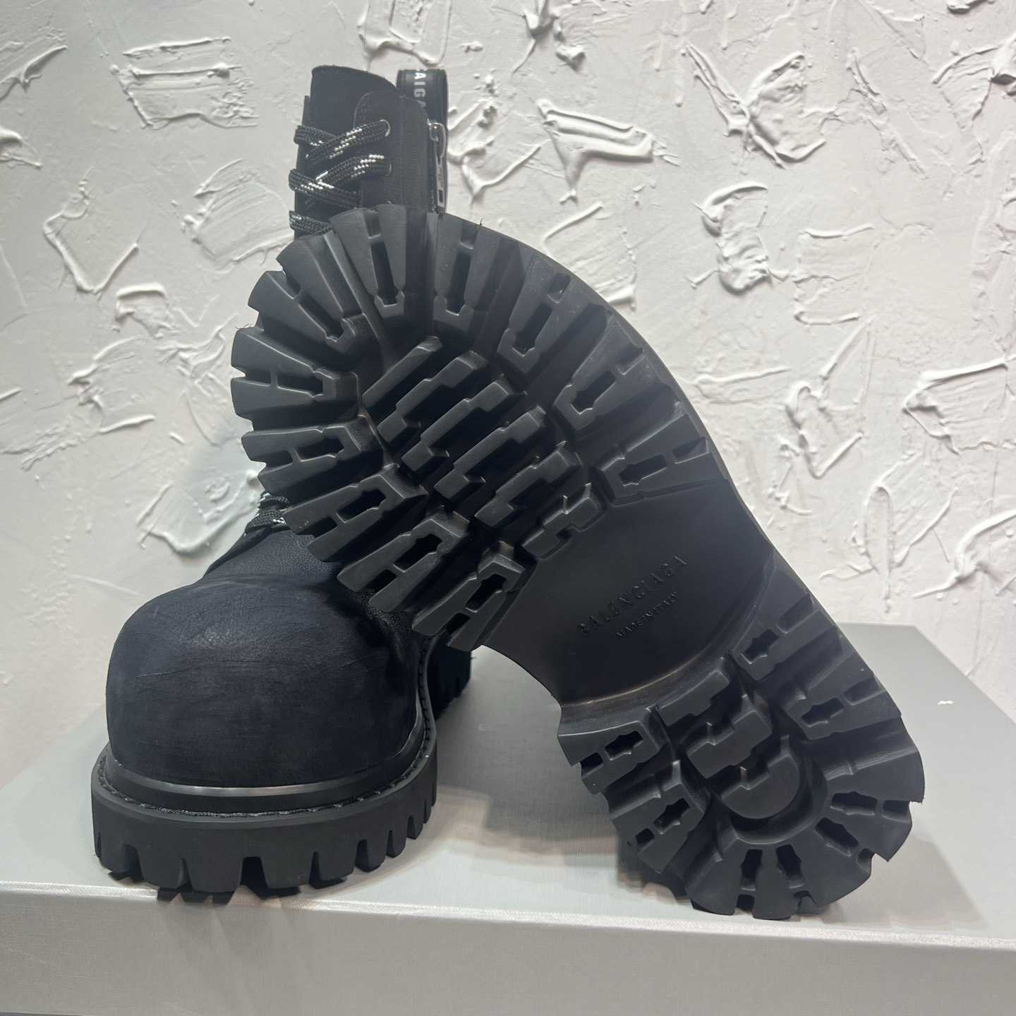 Balenciaga Stomper Zipped Bootie In Black - DesignerGu