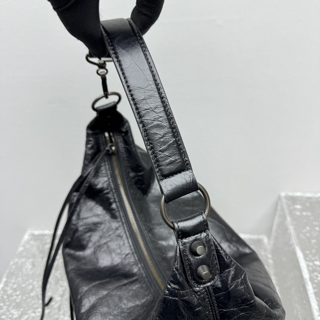 Balenciaga Le City Hobo Bag Medium In Black - DesignerGu
